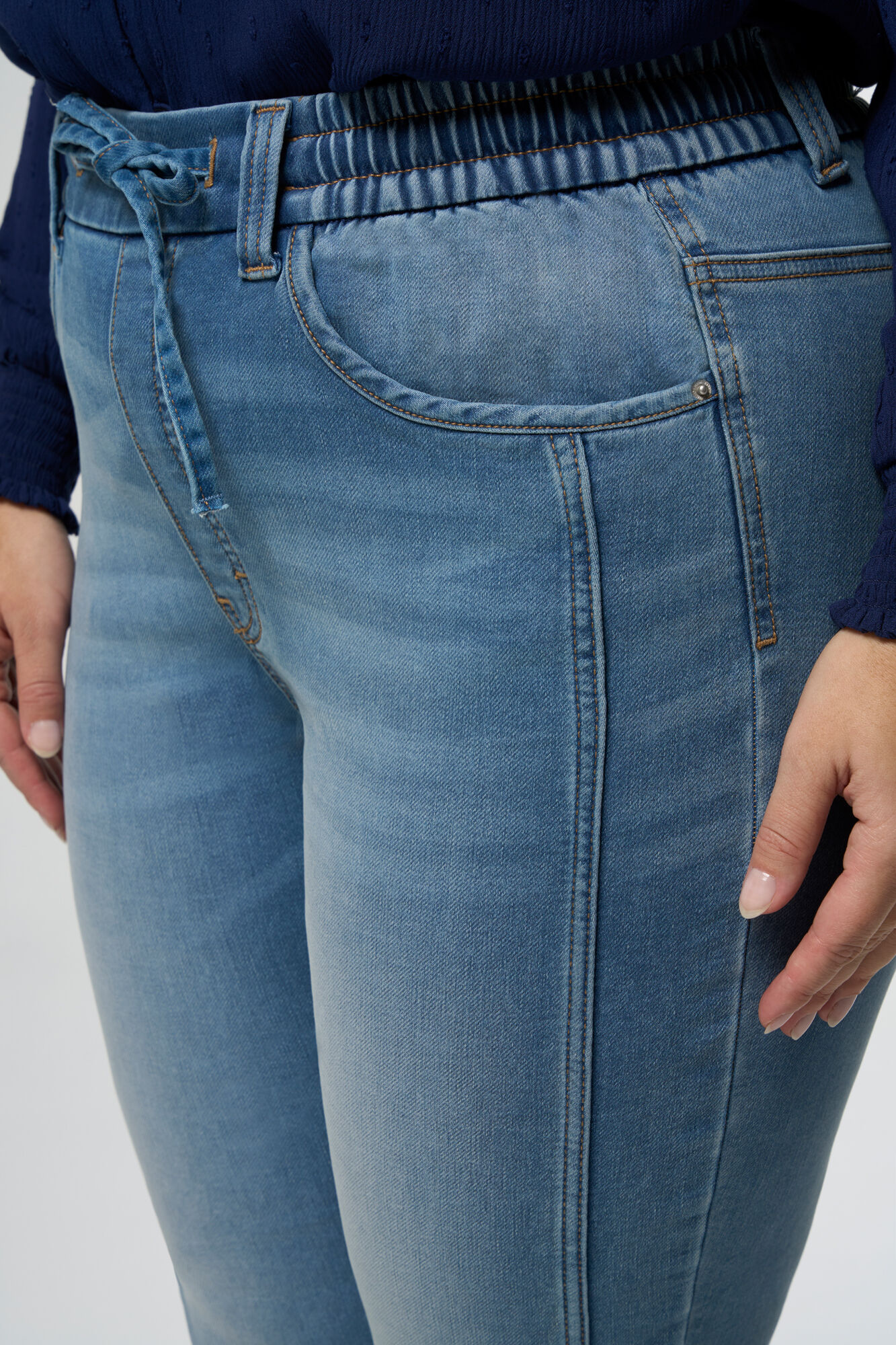 Pantalones joggers de denim image number 4
