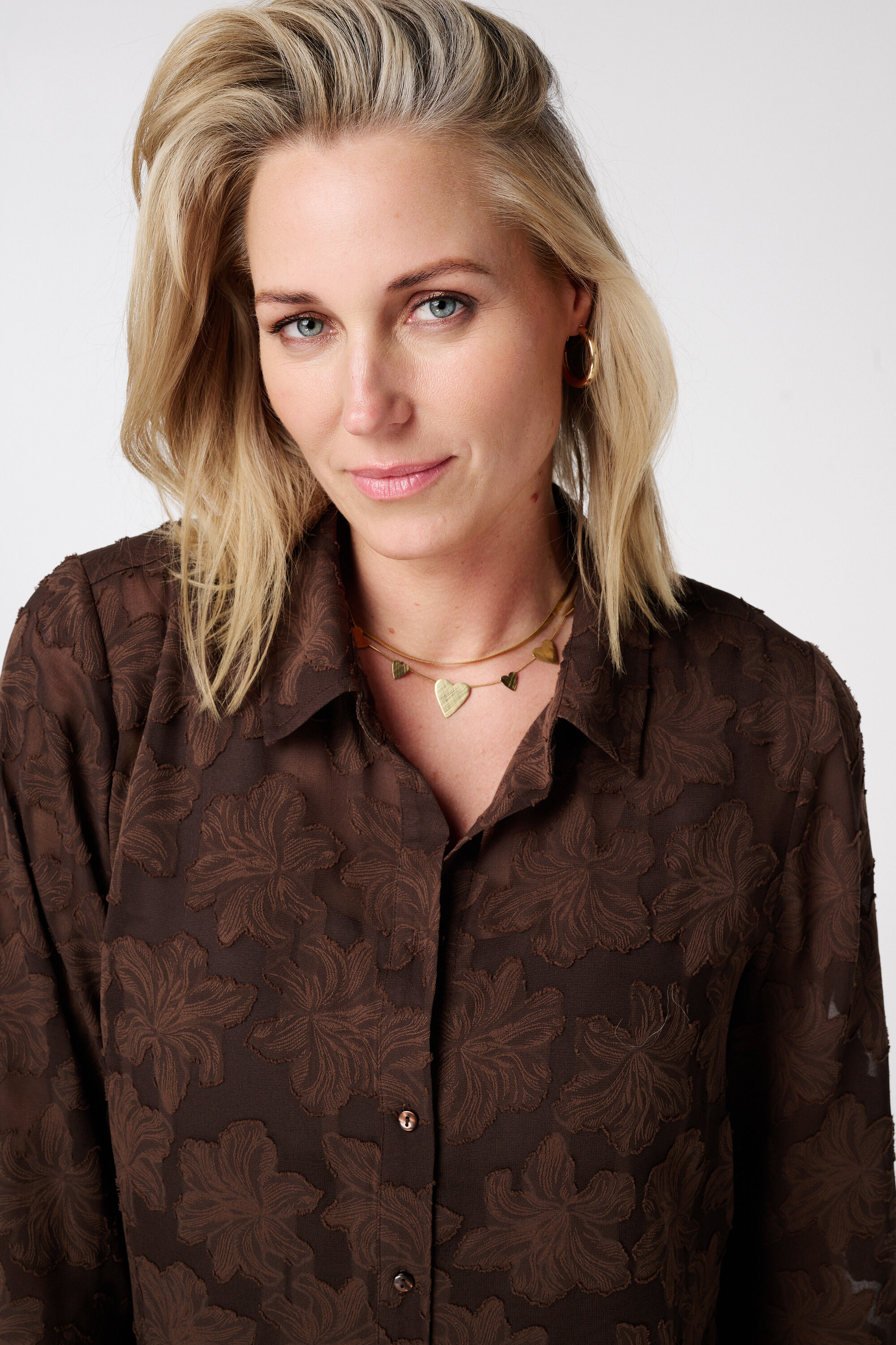 Blusa transl&uacute;cida con textura floral image number 4