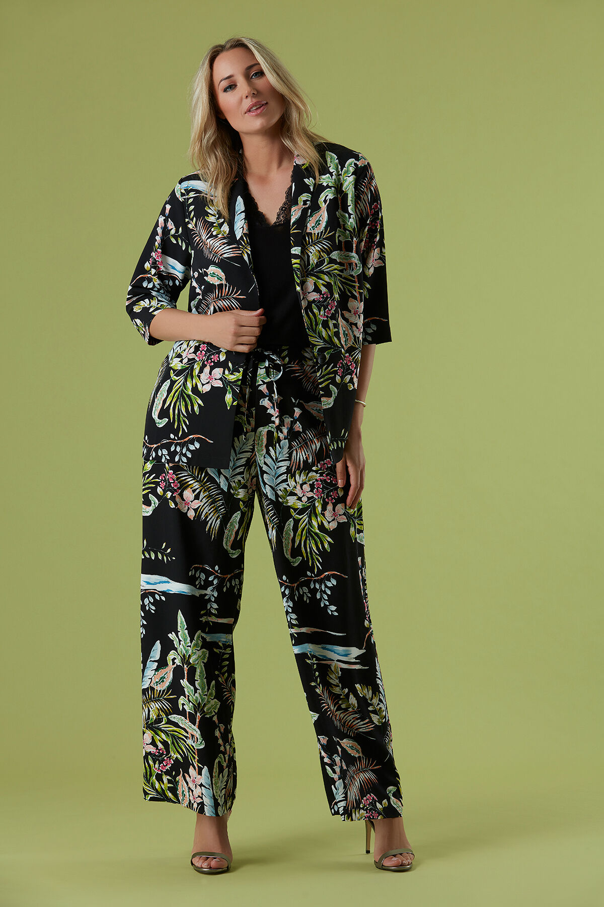 Blazer con estampado floral image number 5