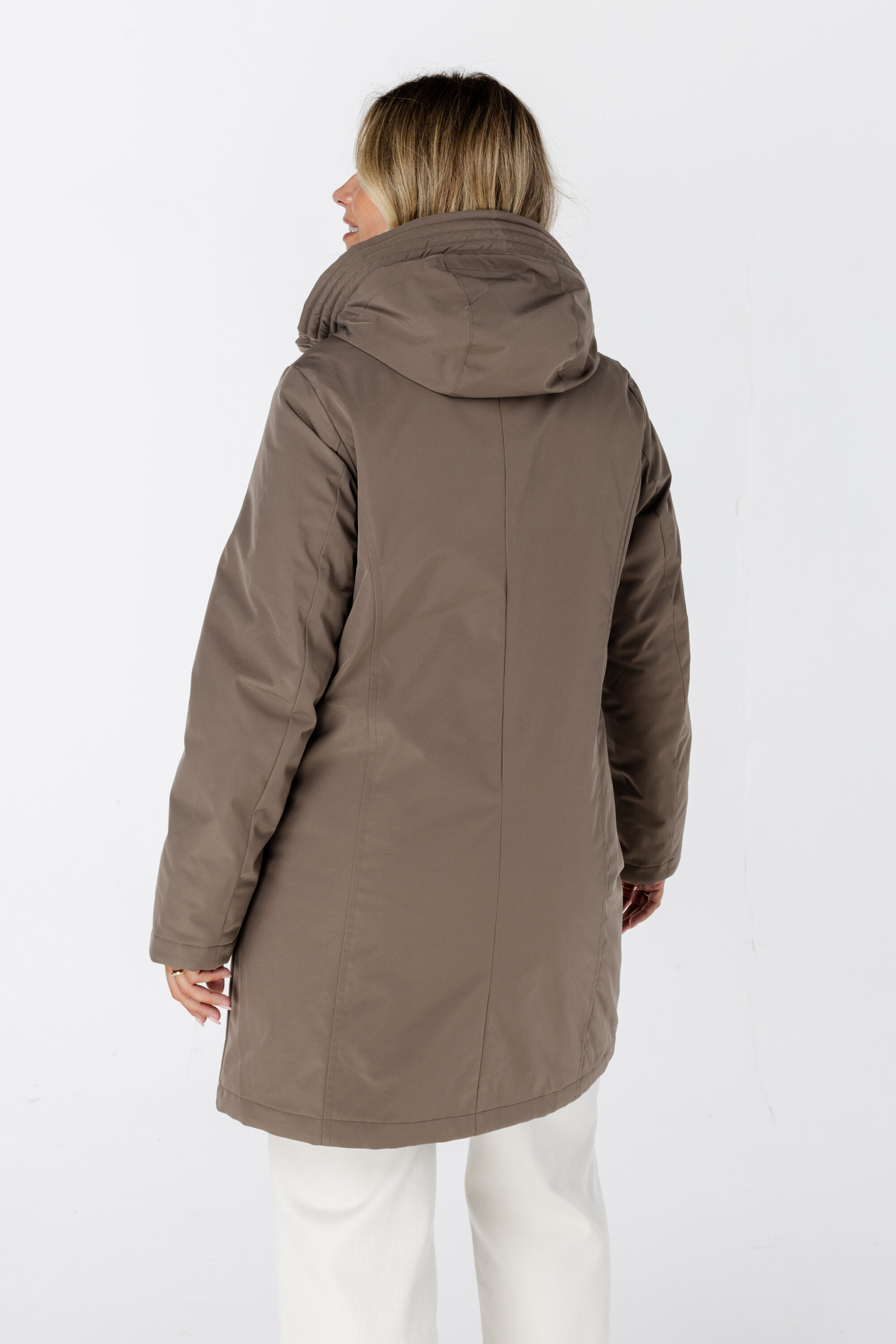 Chaqueta impermeable con capucha image number 3