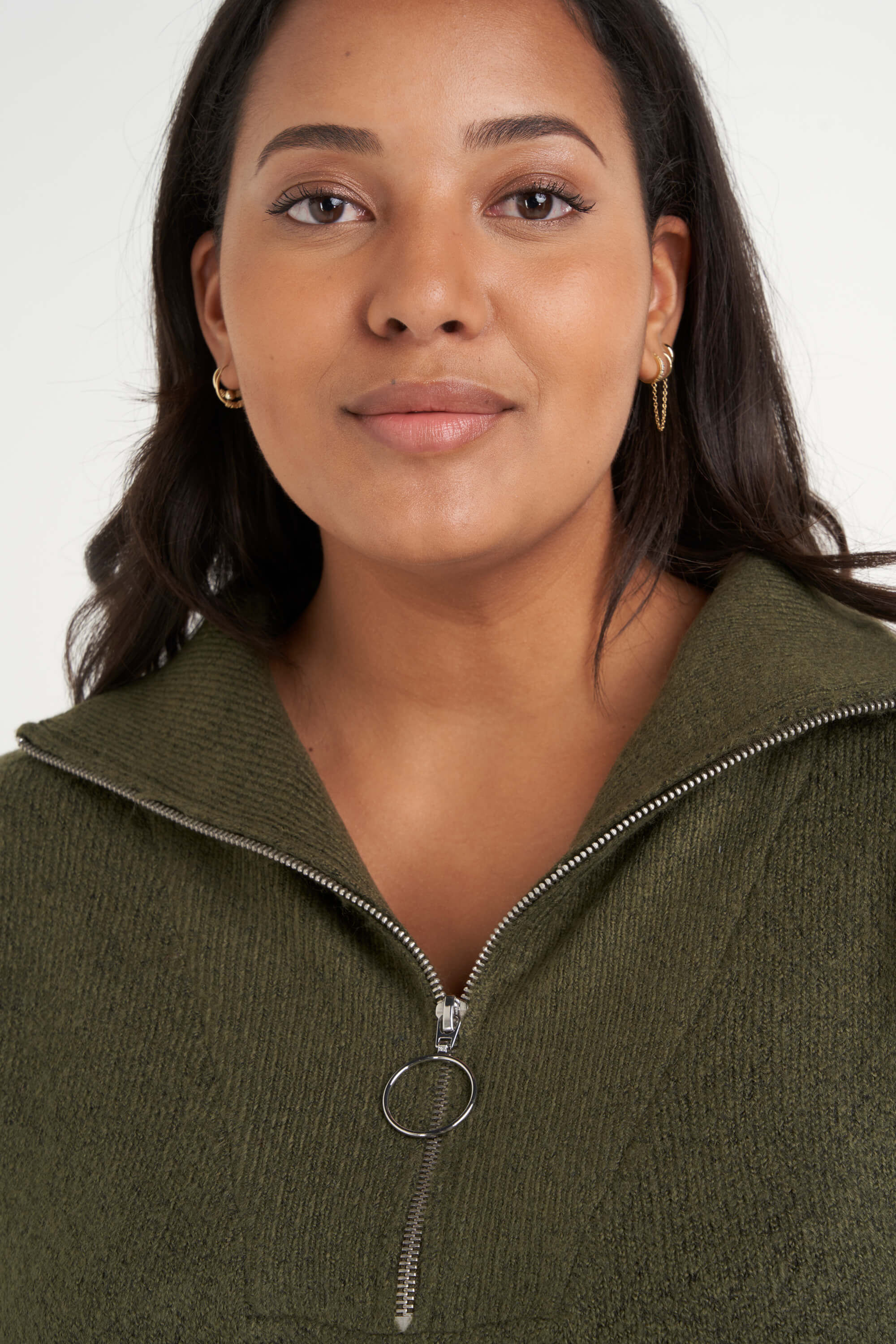 Su&eacute;ter largo con cremallera  image number 4