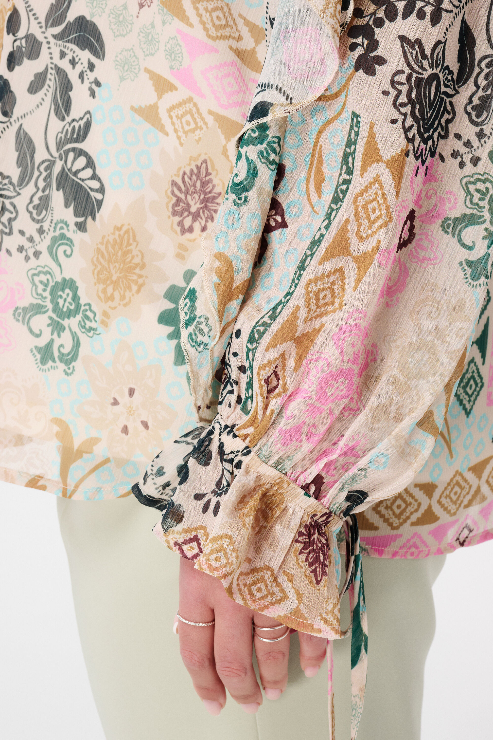 Blusa con volantes image number 4