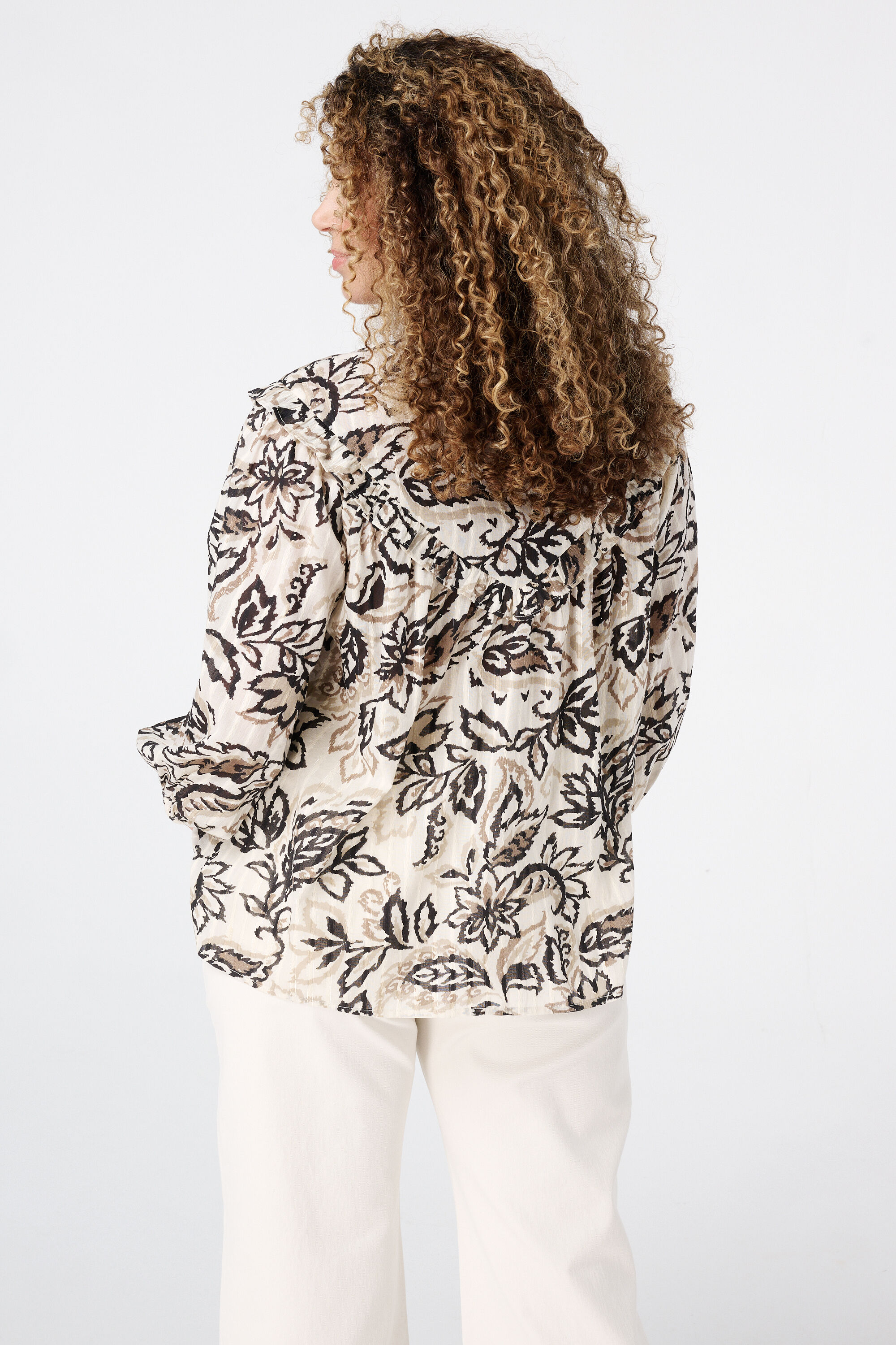 Blusa con detalles met&aacute;licos y estampado image number 3