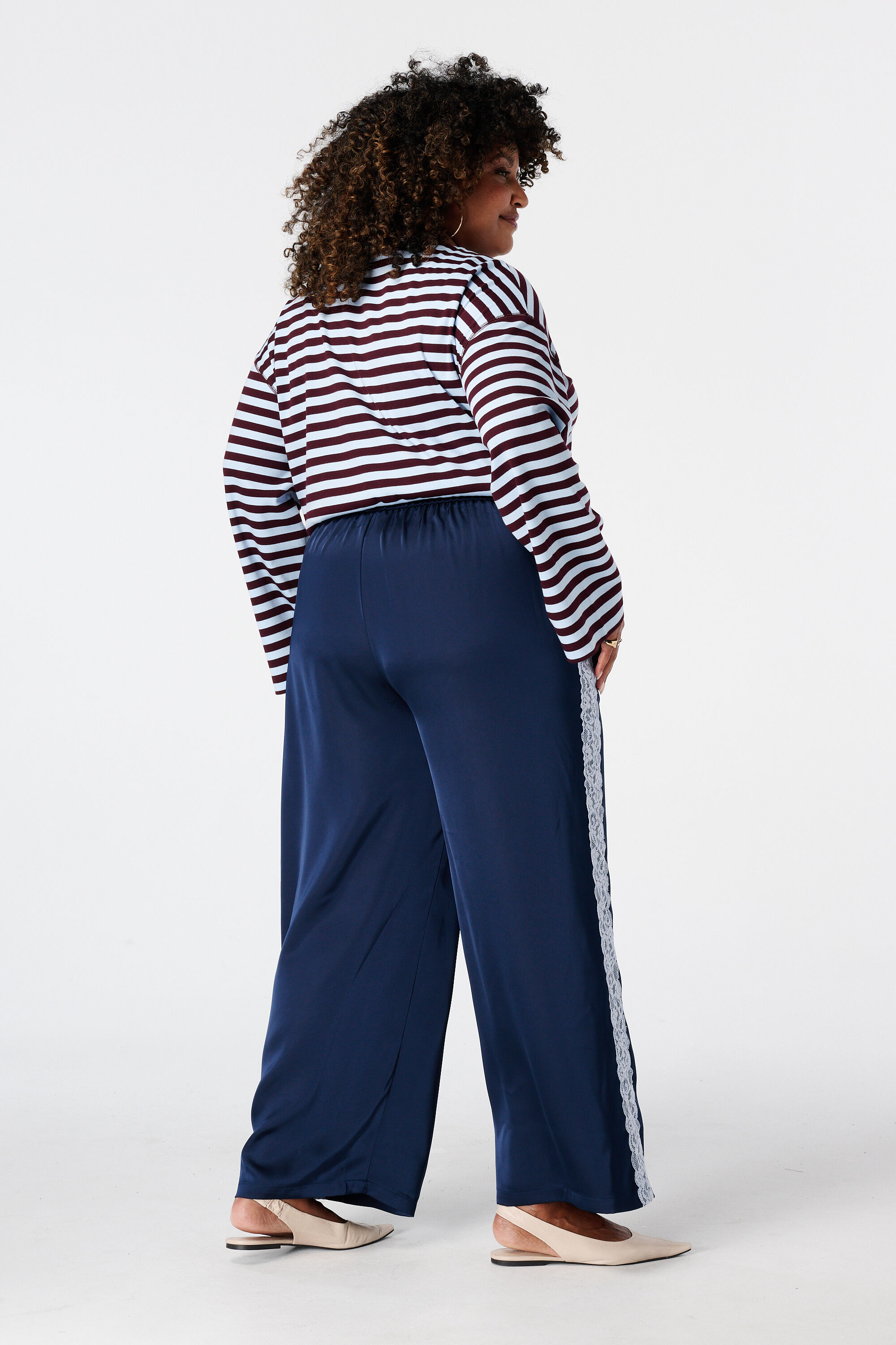 Pantal&oacute;n con detalles de encaje en los laterales image number 3