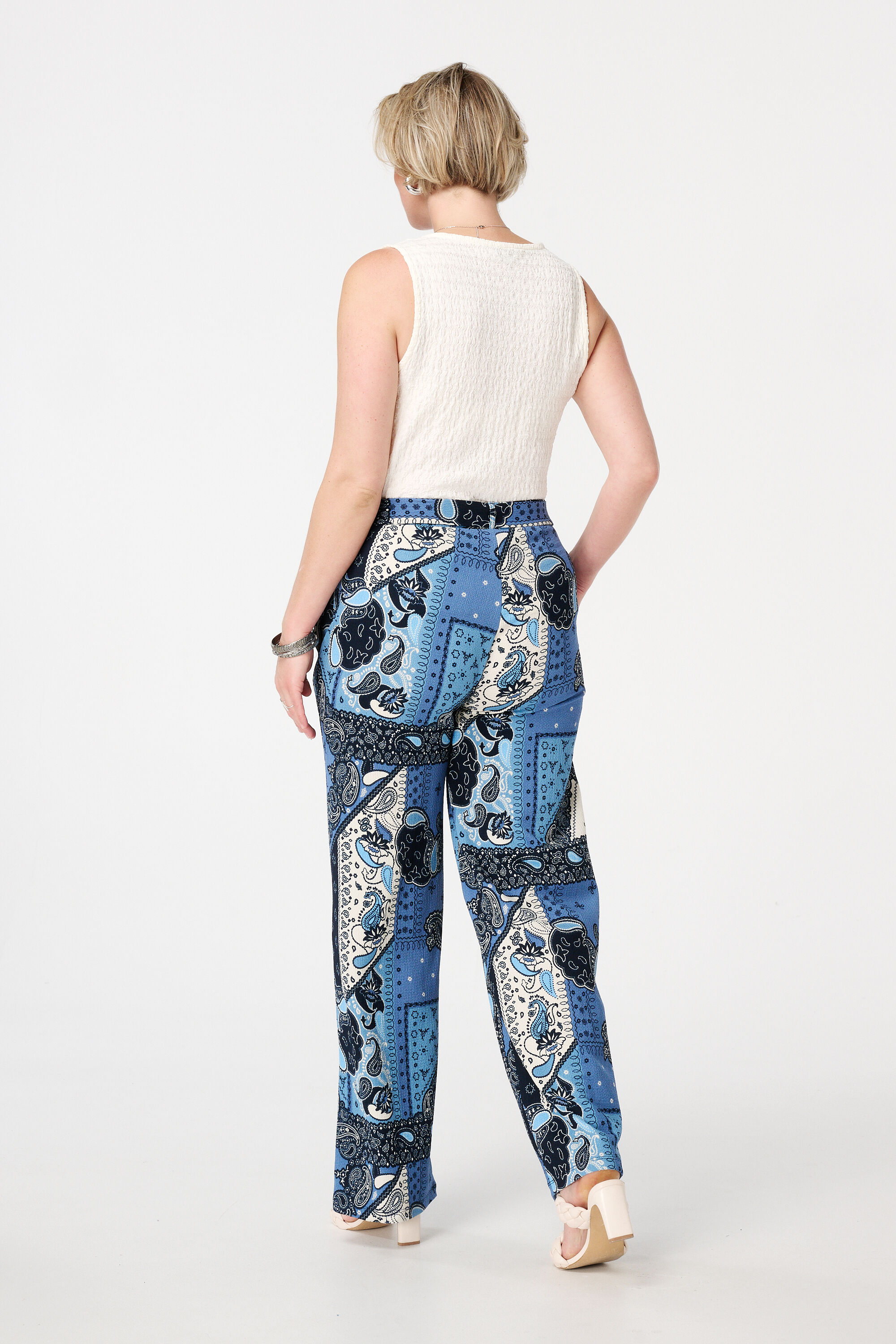 Pantalones con estampado y cinto  image number 3
