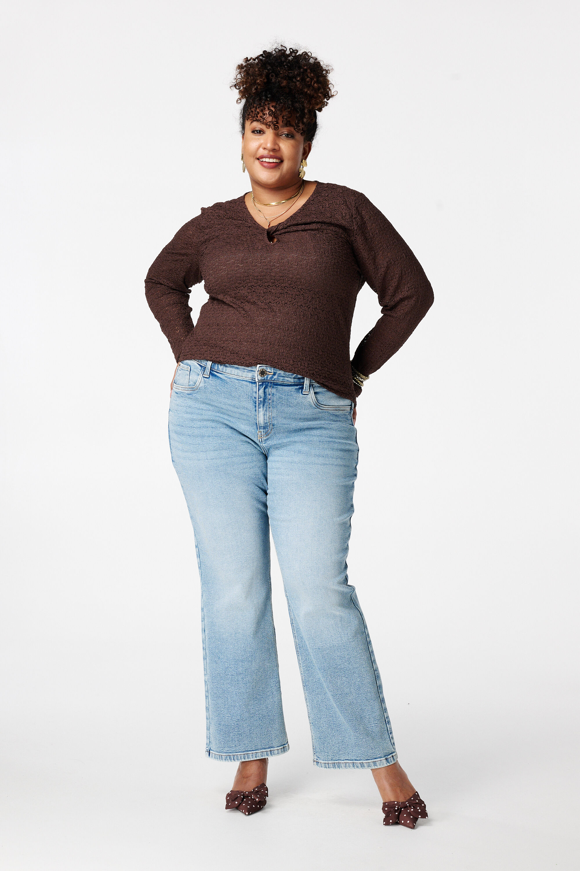 Jeans straight leg con tiro medio