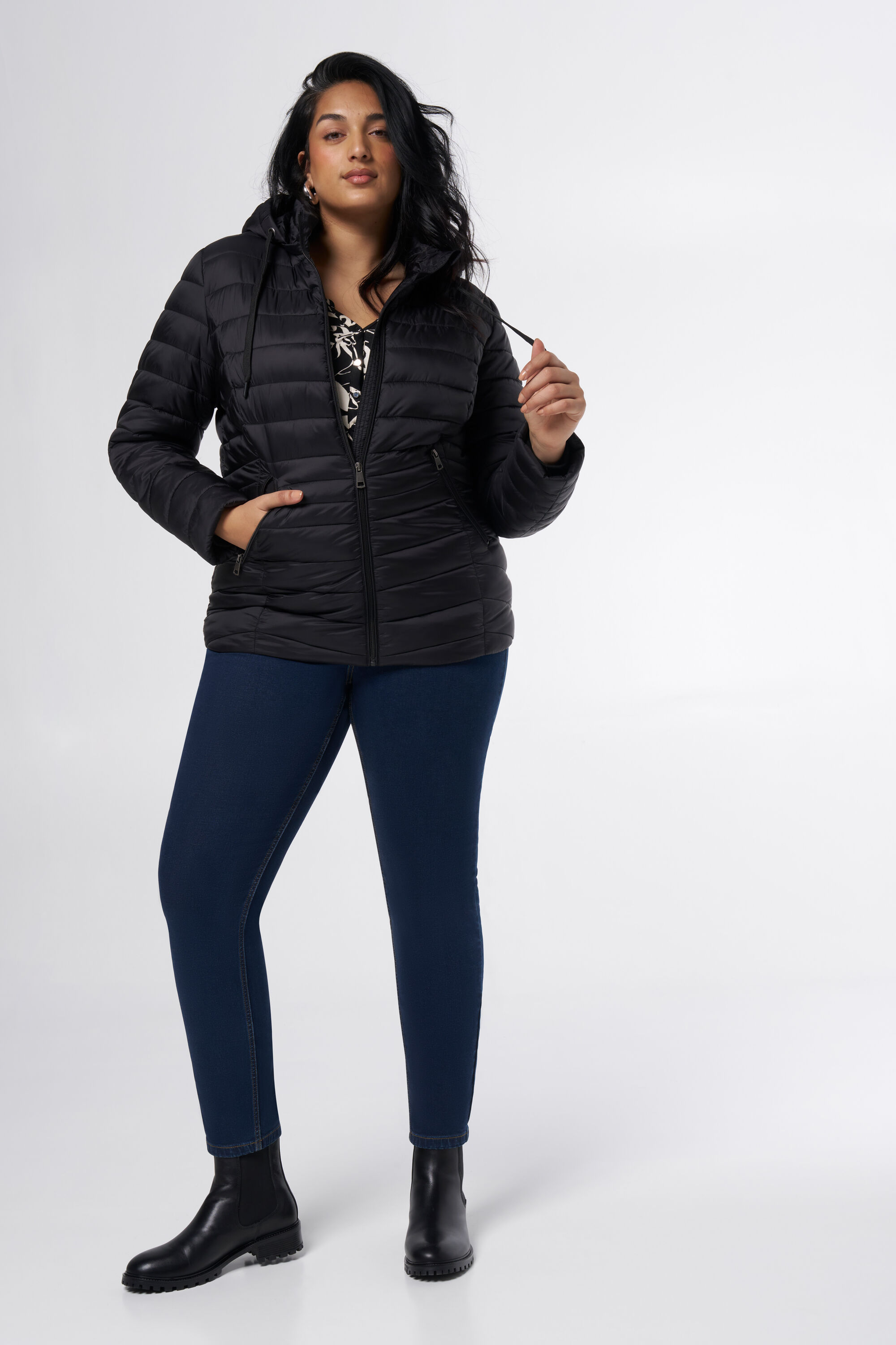 Chaqueta acolchada con capucha  image number 5