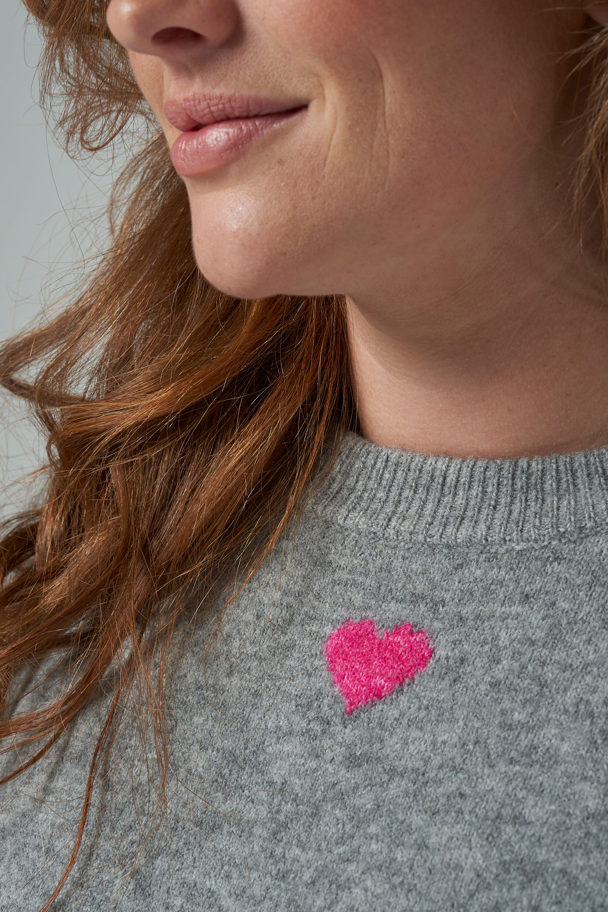 Su&eacute;ter con patr&oacute;n de corazones image number 4