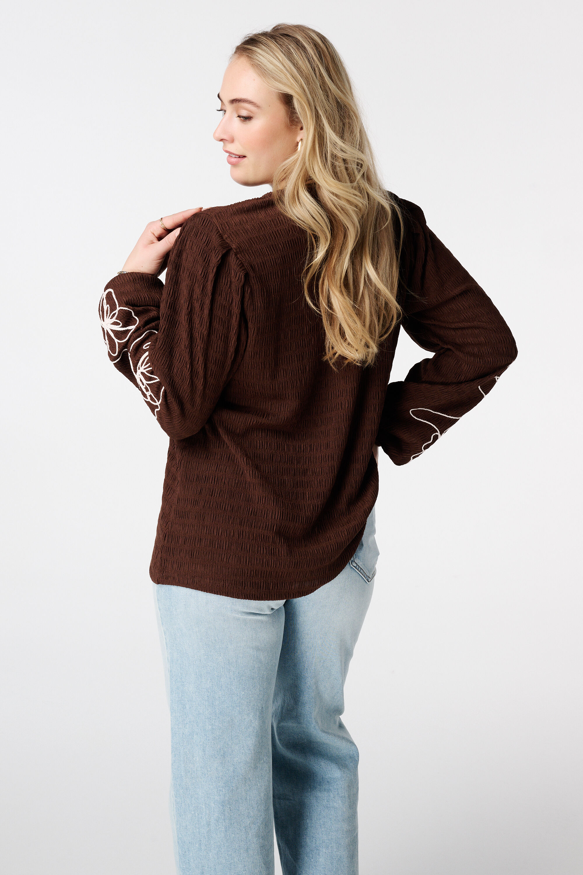 Blusa con bordado image number 3