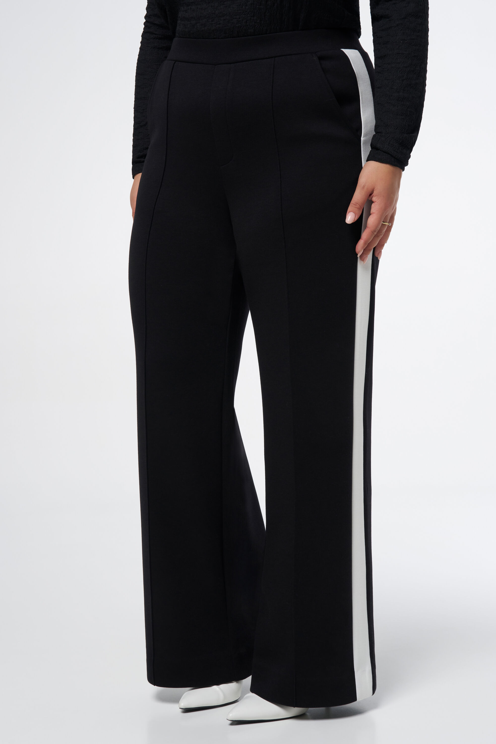 Pantalones deportivos image number 5