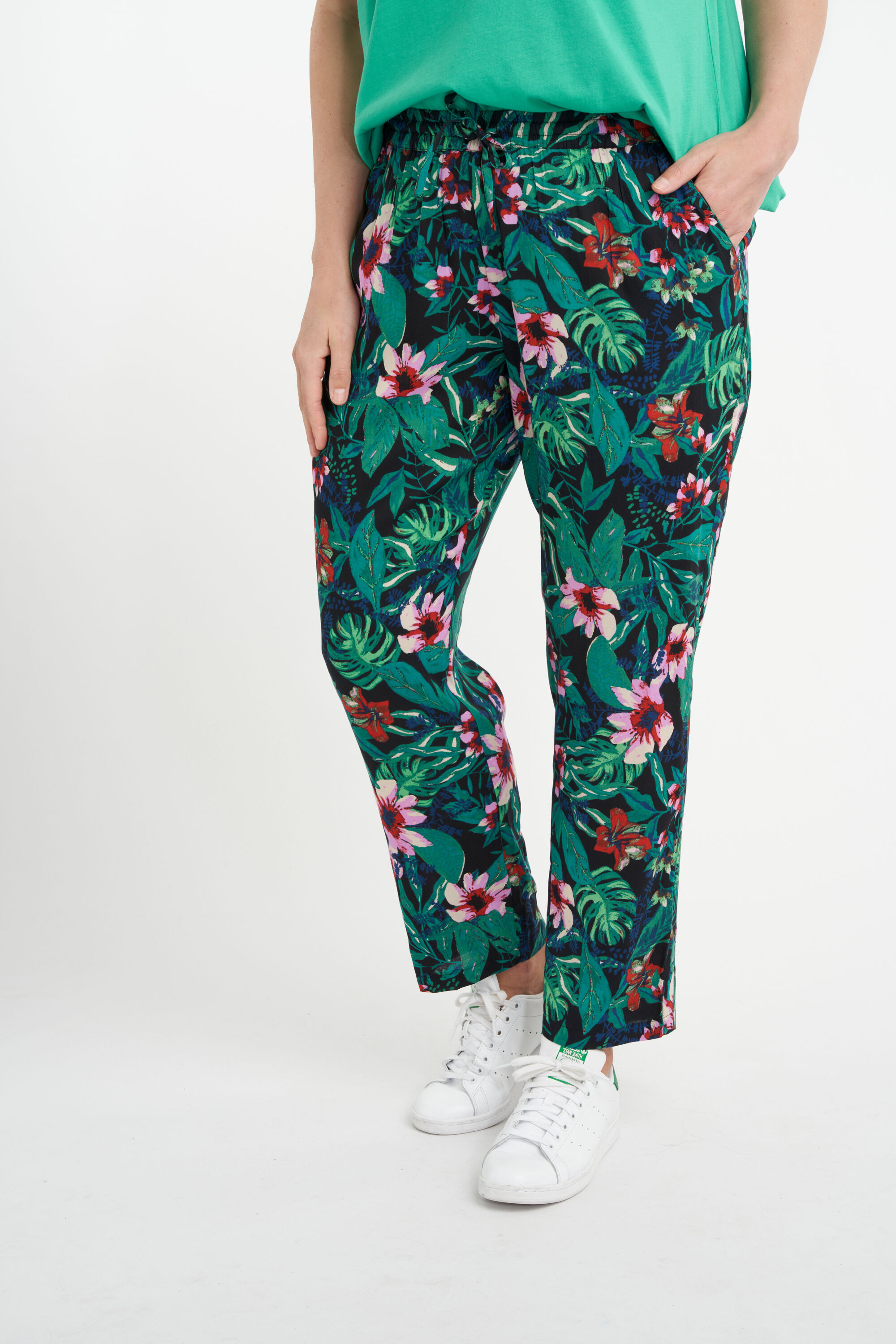 Pantalones holgados  image number 0