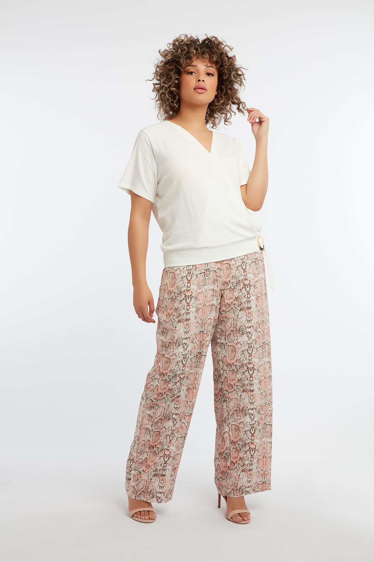 Top cruzado con hebilla image number 4