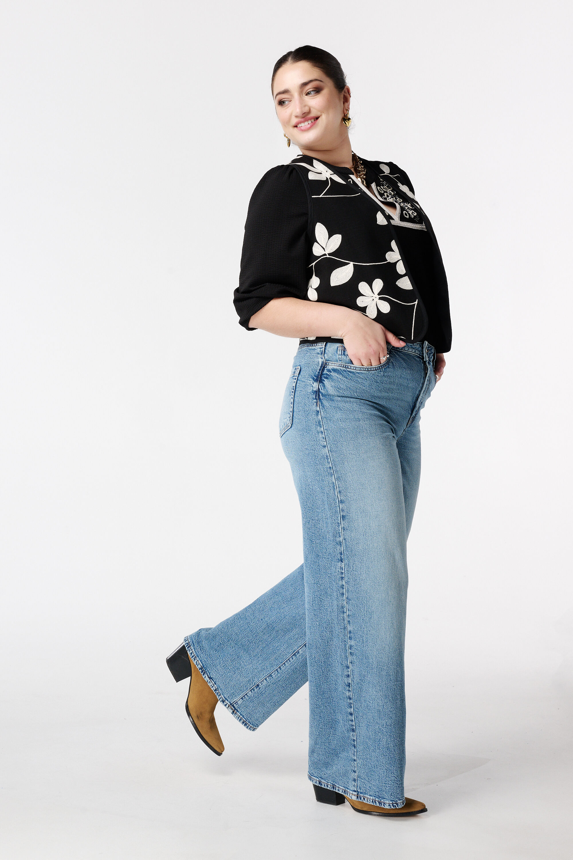 Chaleco con bordado image number 5