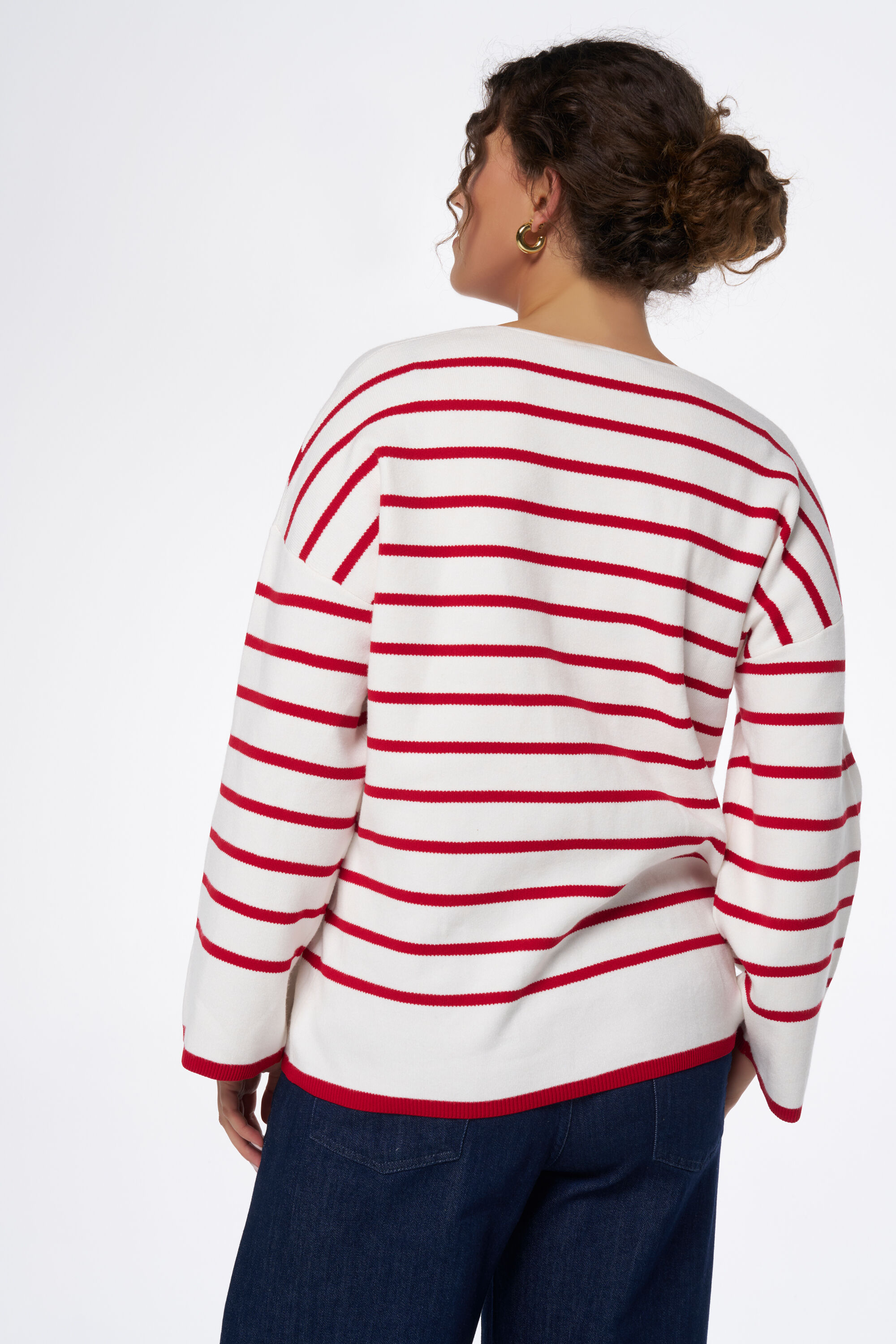 Su&eacute;ter con cuello en V  image number 3