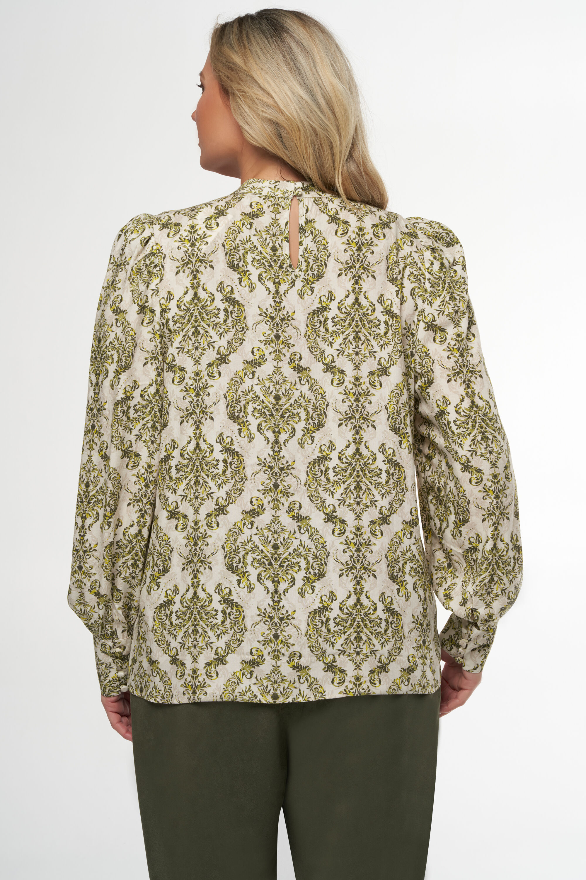 Blusa con estampado de adornos image number 3