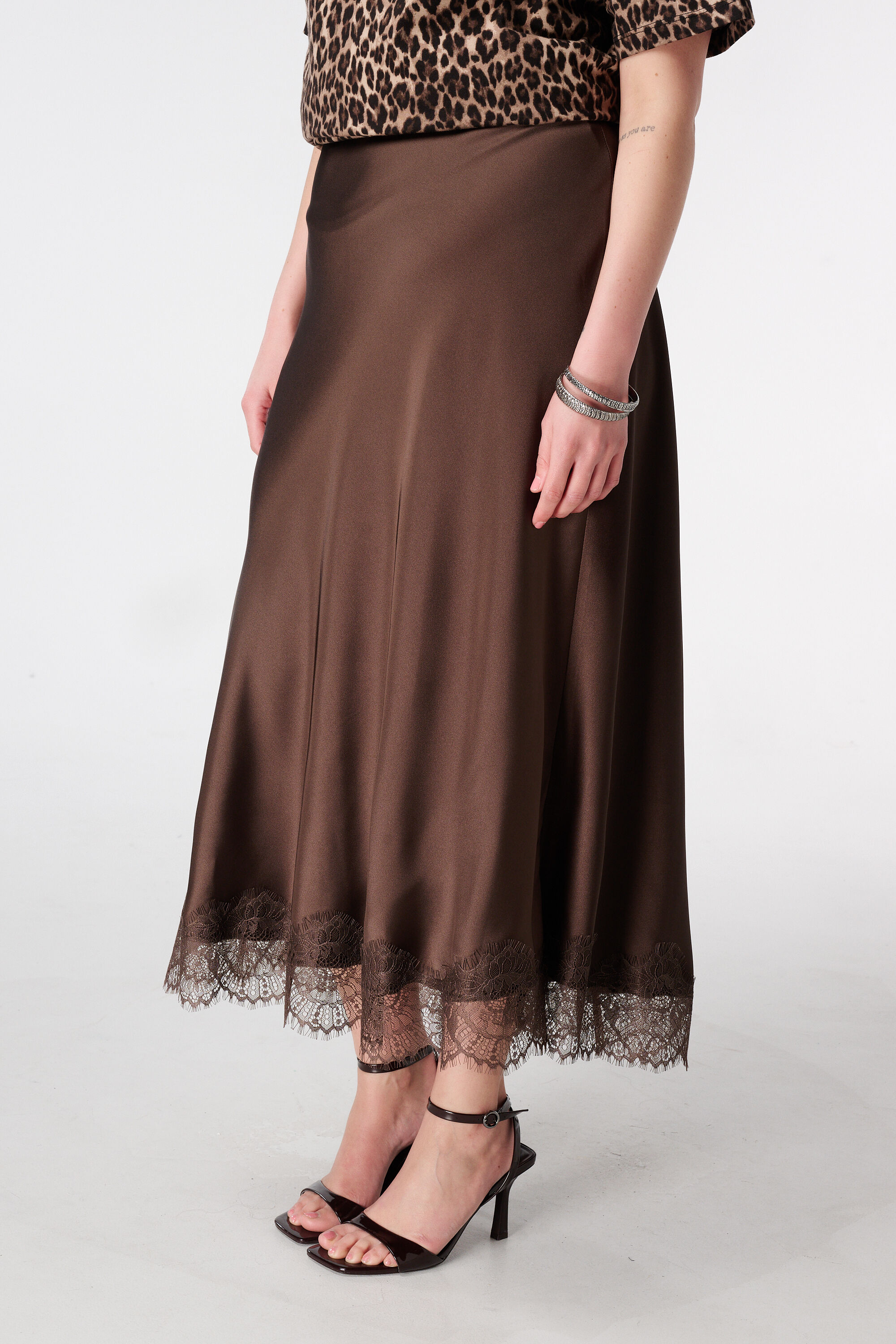 Falda con efecto satinado y encaje image number 5