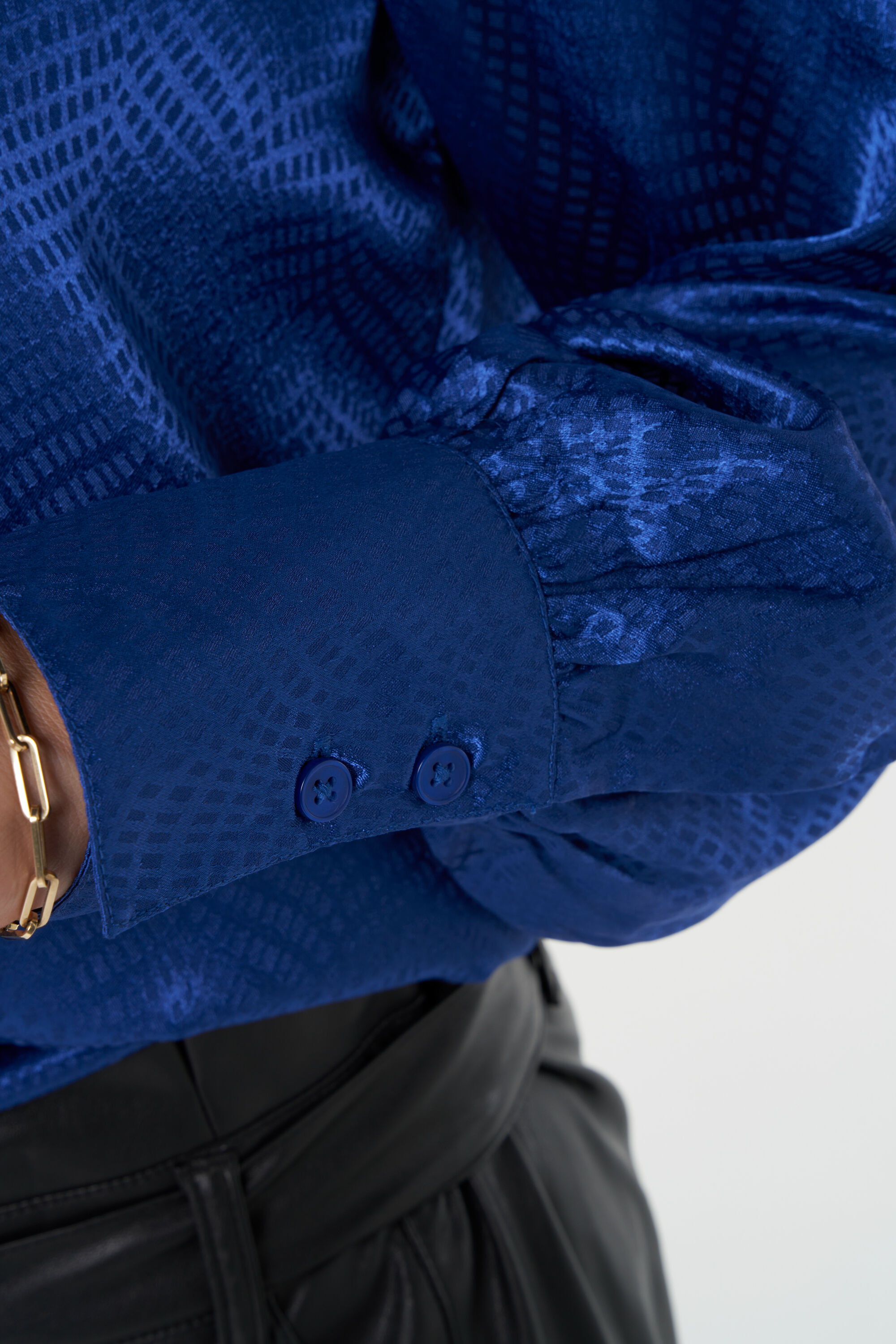 Blusa con tejido brillante image number 5