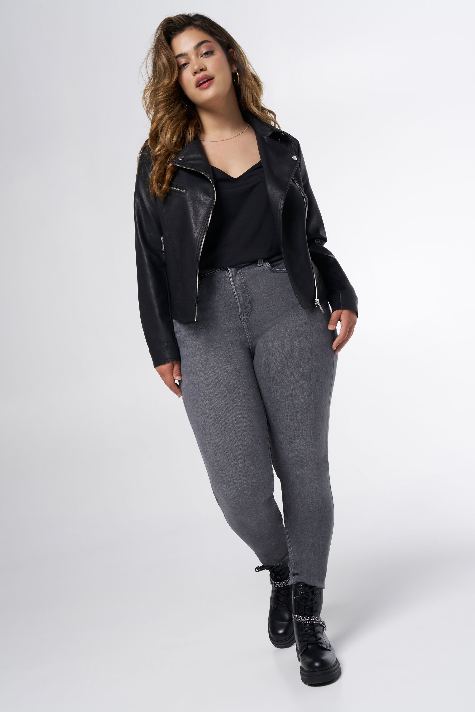 Chaqueta de piel con detalles plateados image number 5