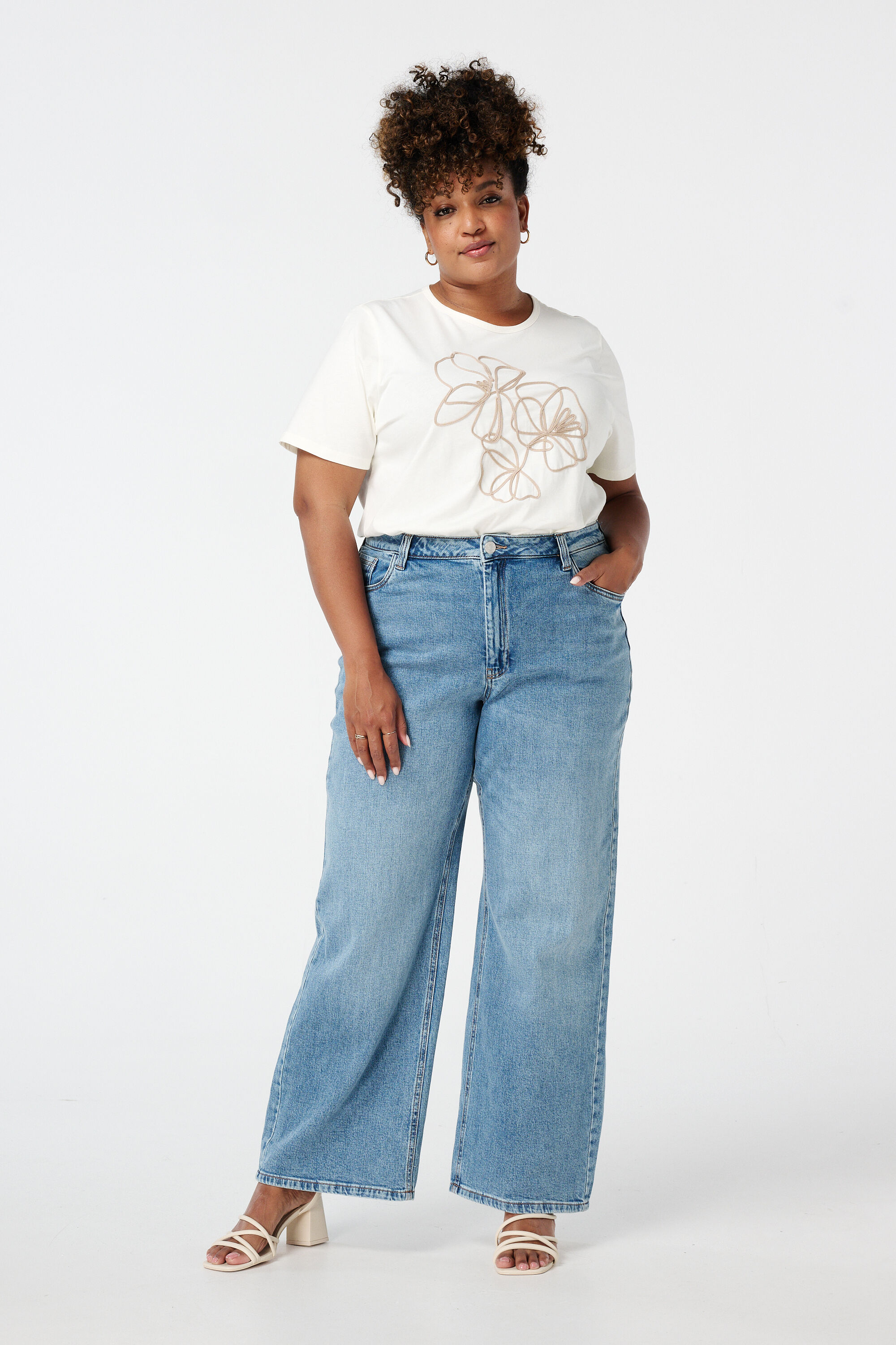 Camiseta con bordado image number 5