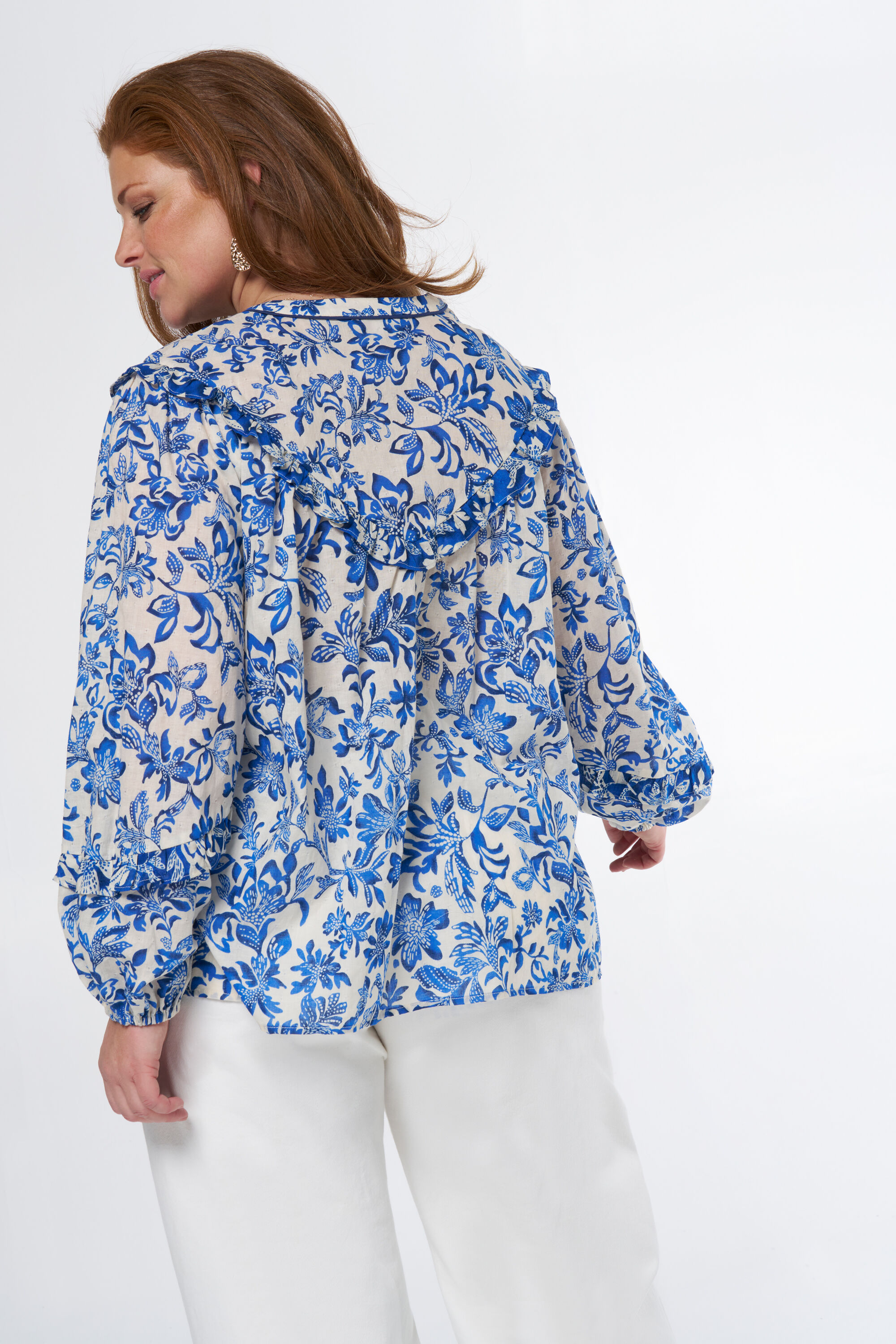 Blusa con estampado y volantes image number 3