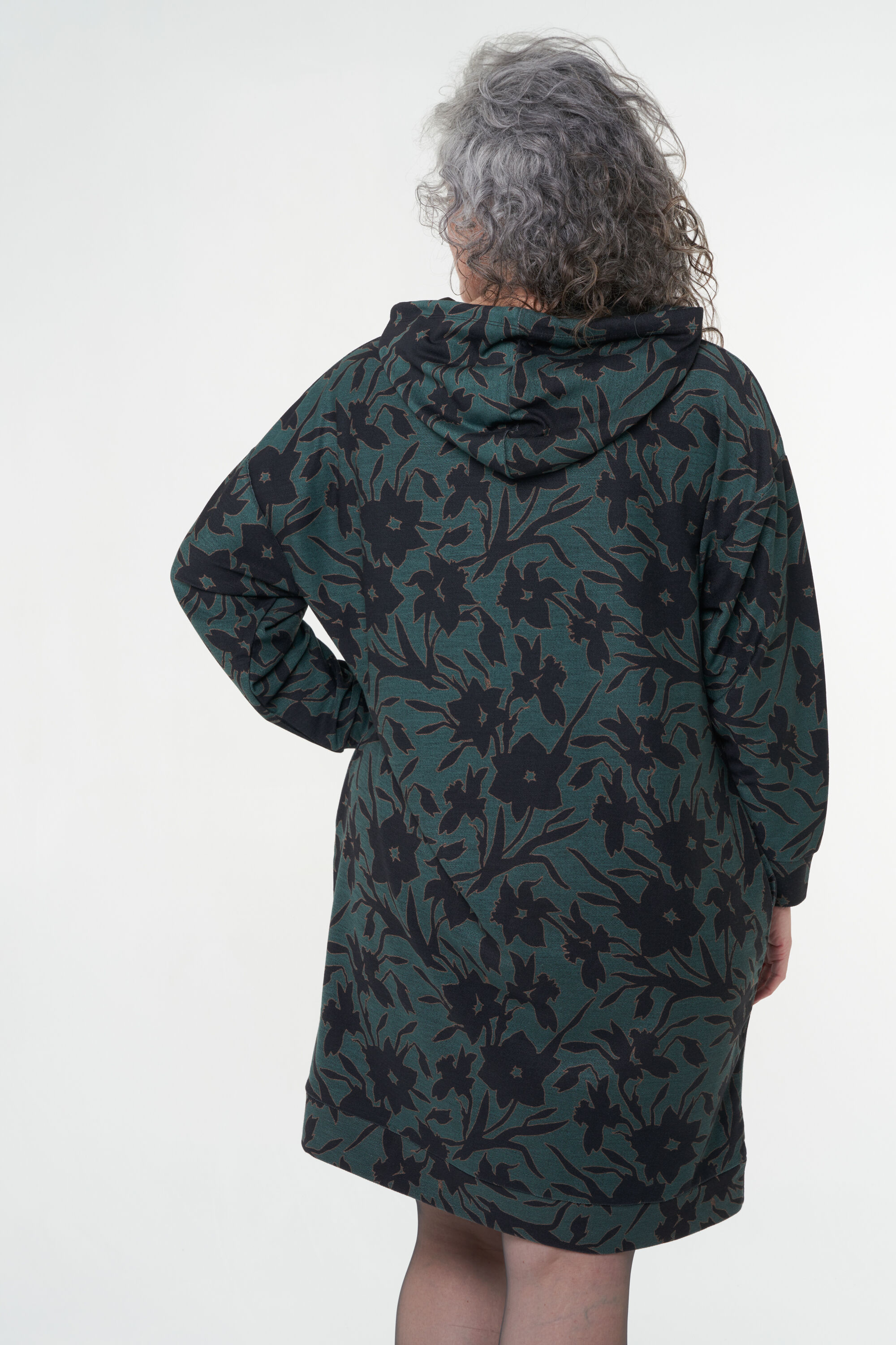 Vestido su&eacute;ter con capucha image number 4