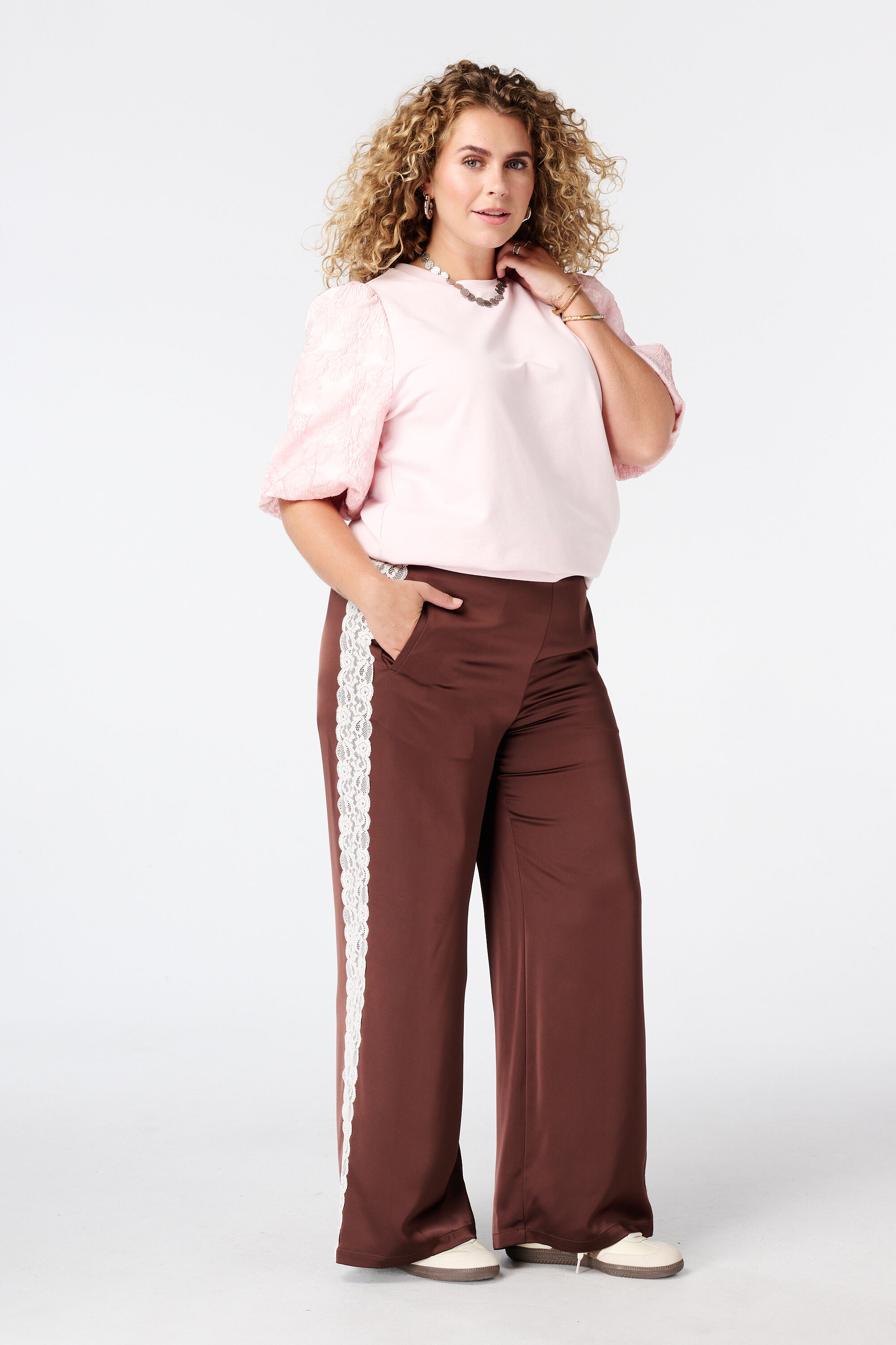 Pantal&oacute;n con detalles de encaje en los laterales