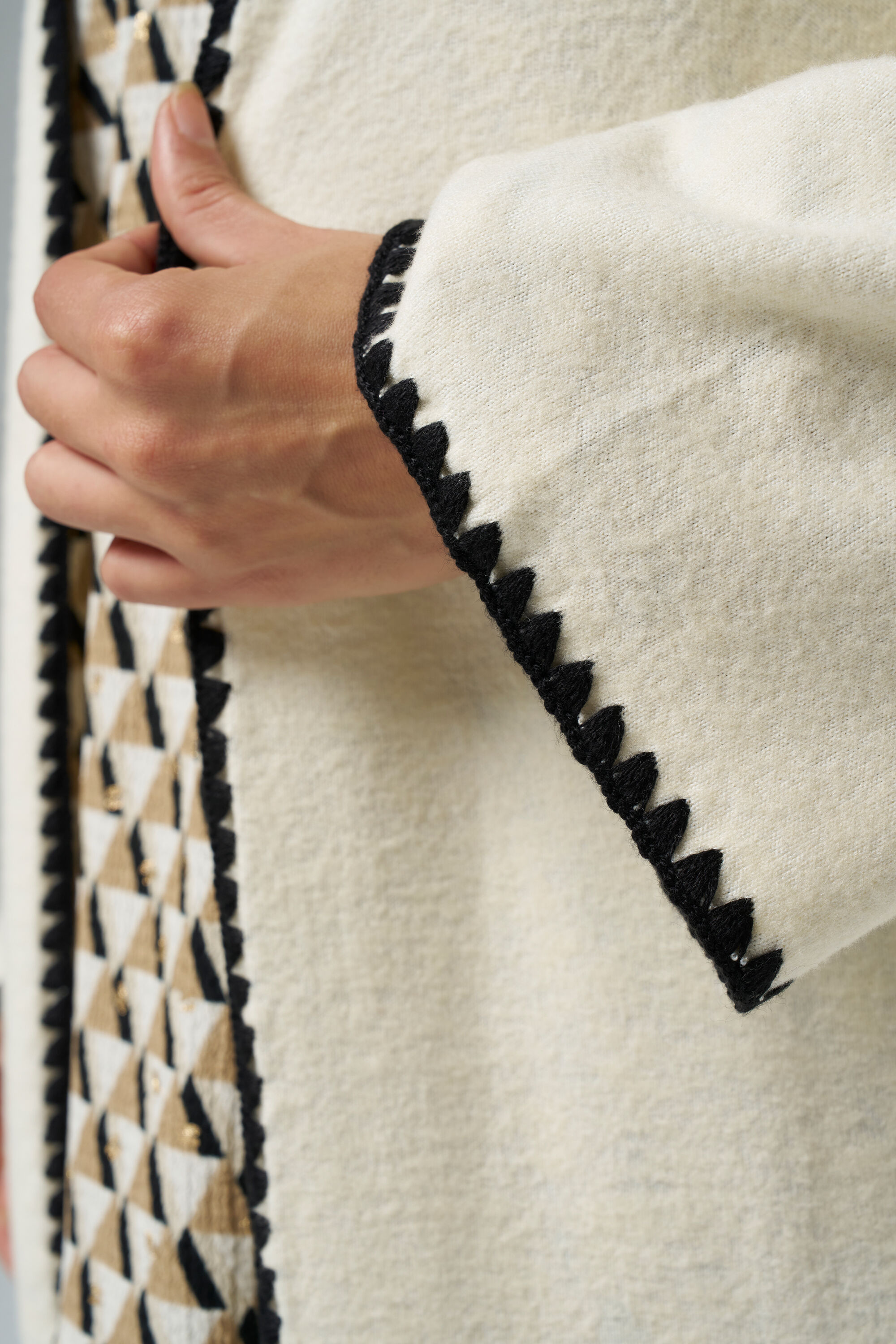 C&aacute;rdigan con raya que contrasta image number 4