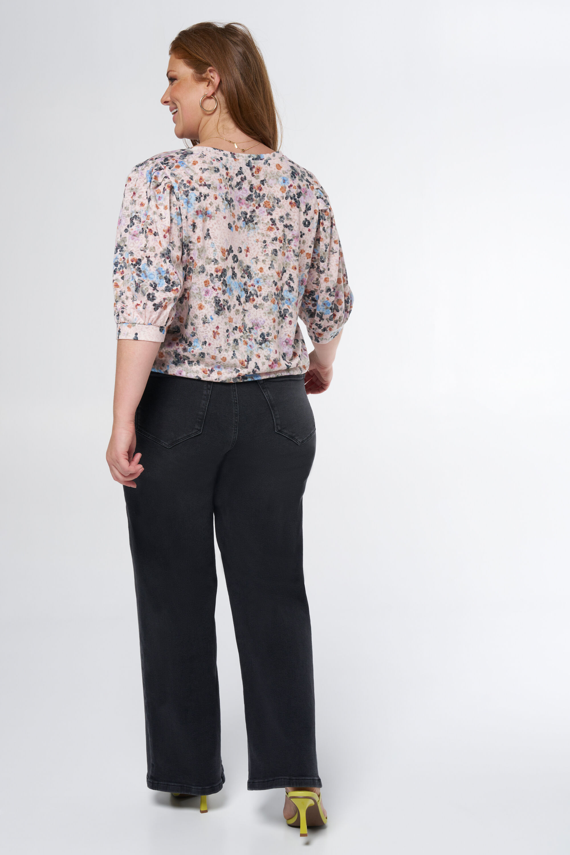 Top con escote en V y dise&ntilde;o estampado image number 3