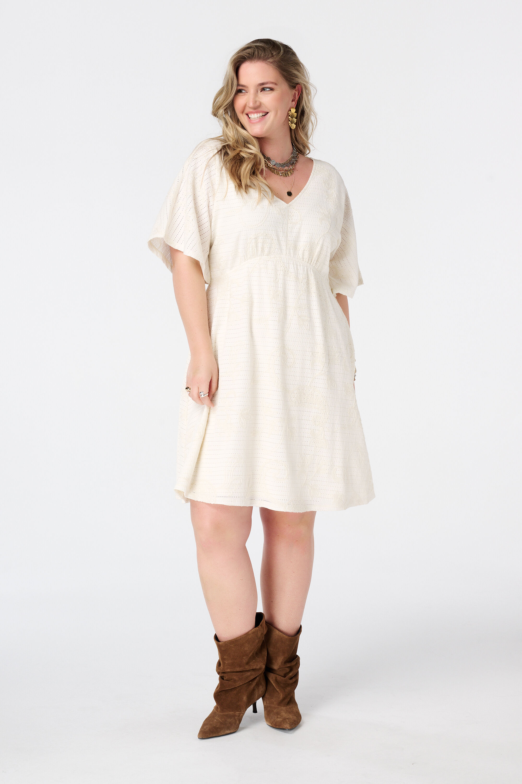 Vestido corto con mangas mariposa image number 0