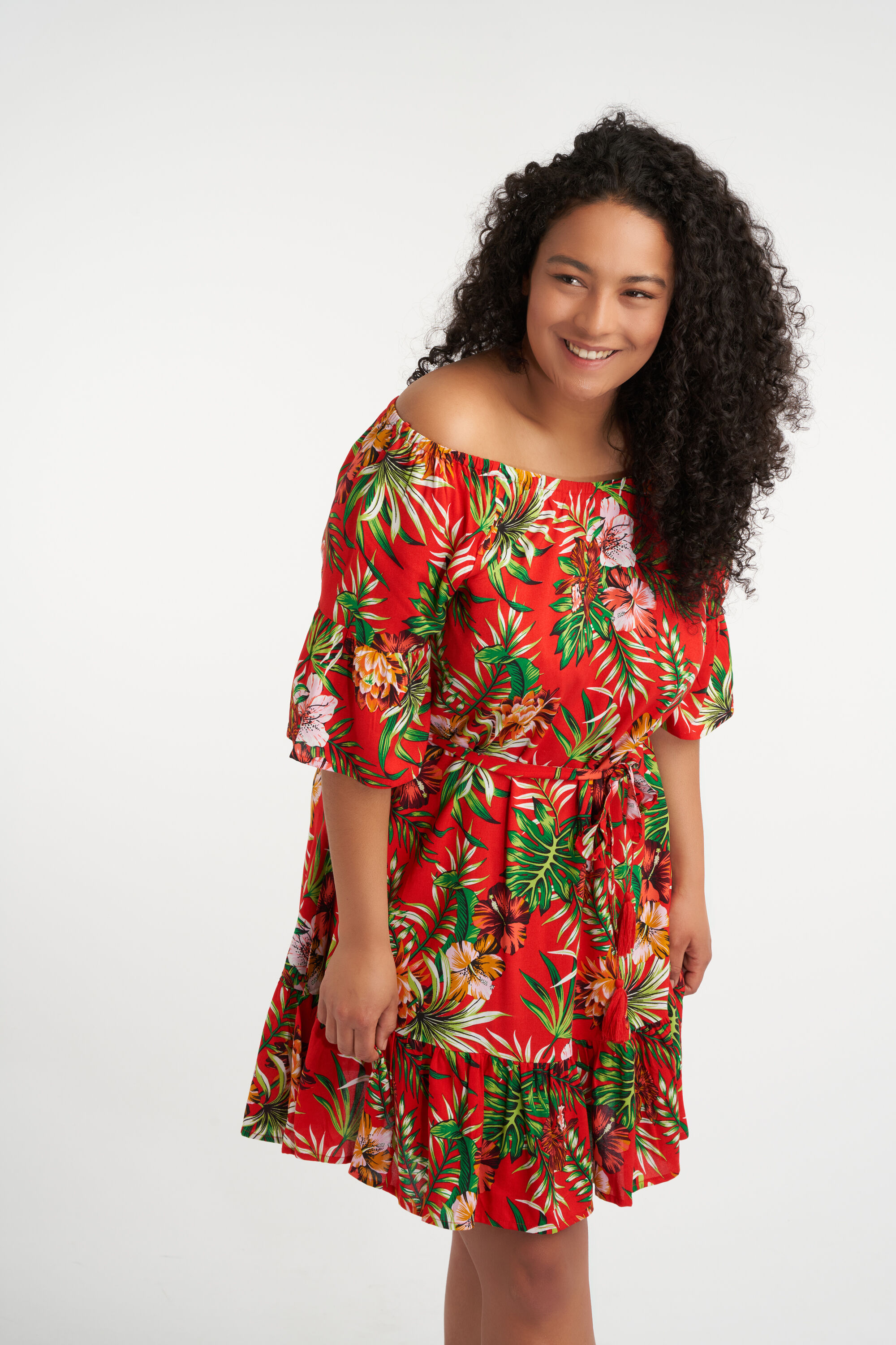 Vestido estampado con hombros descubiertos image number 6