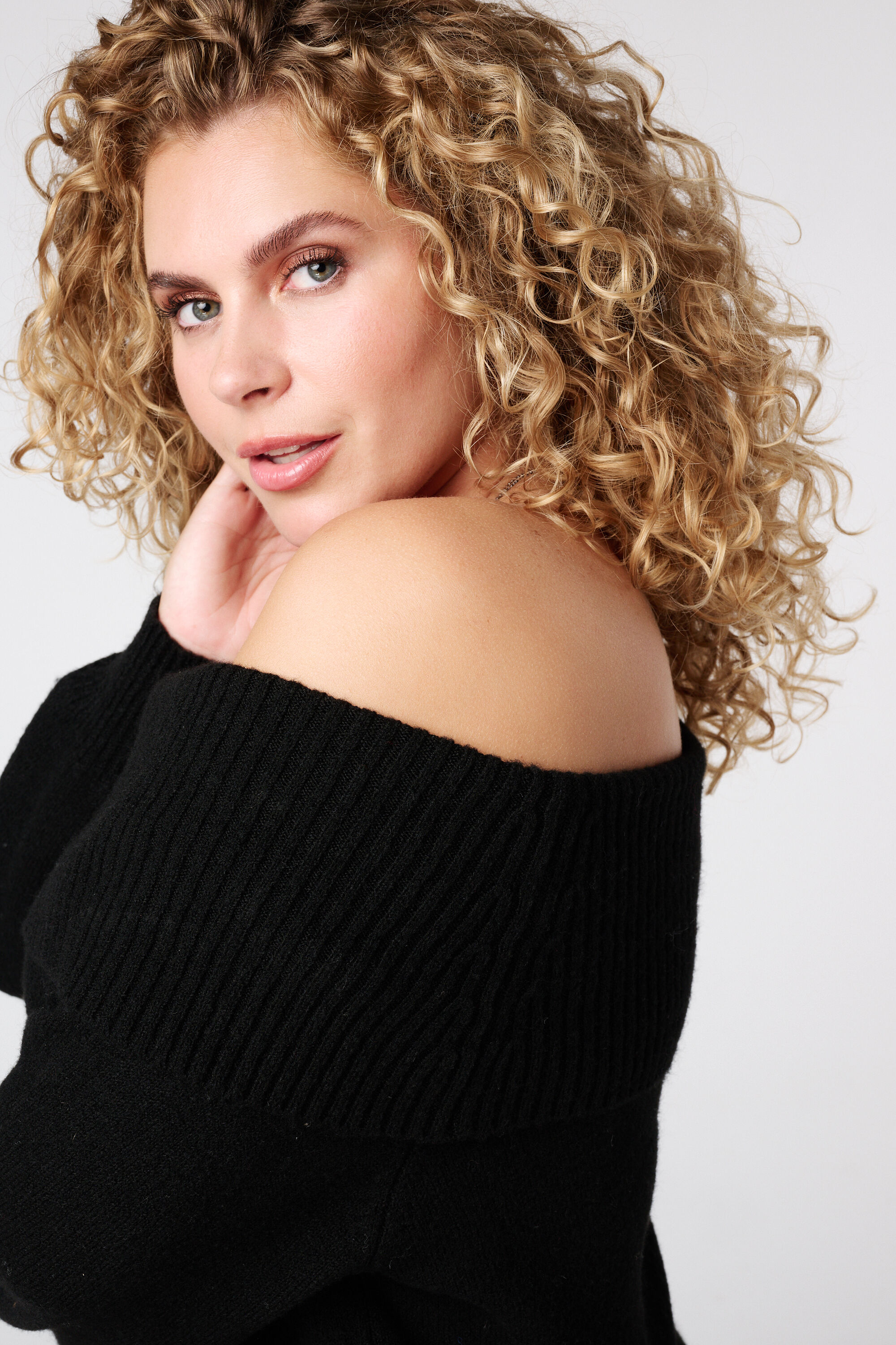 Vestido de punto con hombros descubiertos image number 4