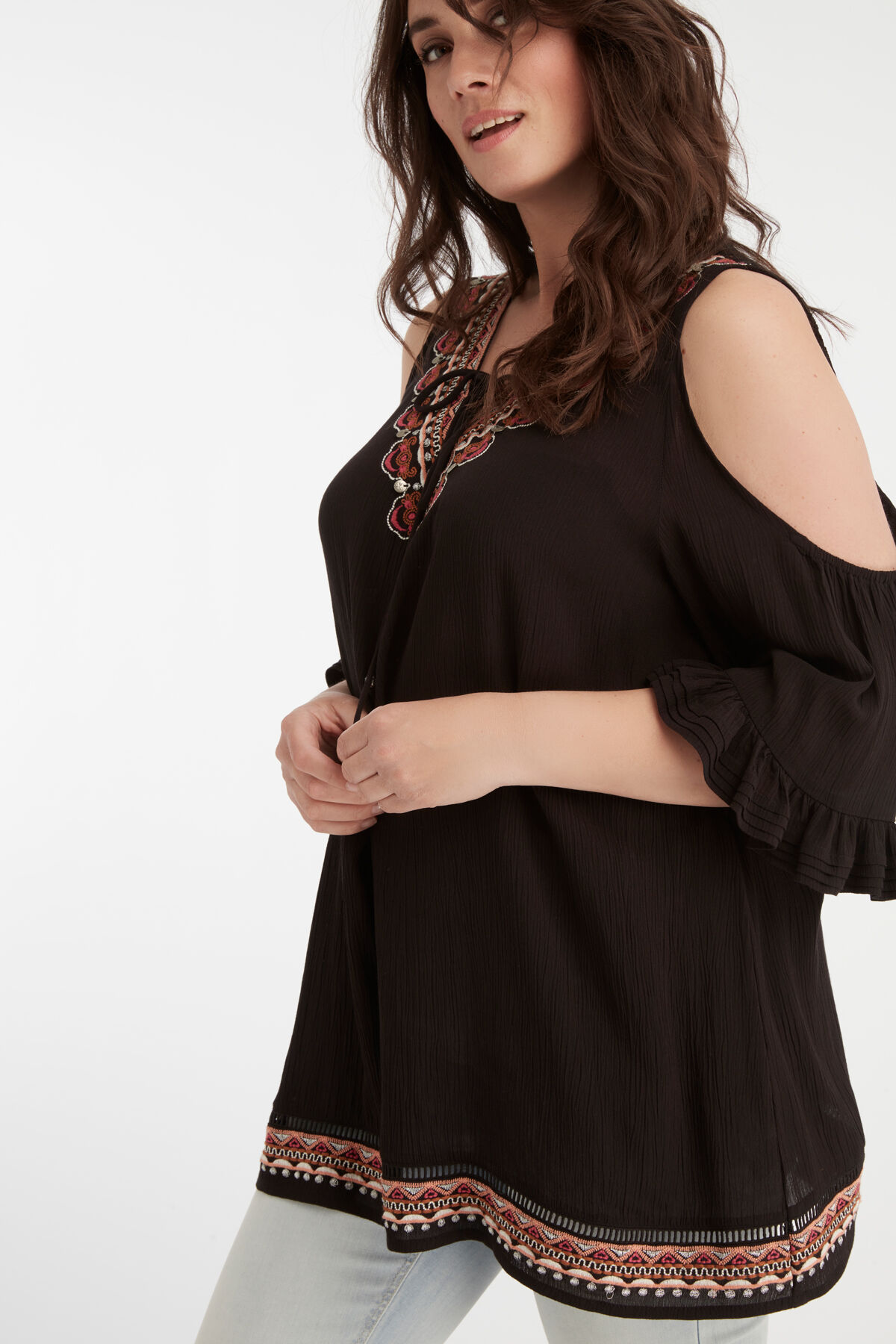 Blusa bordada con los hombros descubiertos image number 3