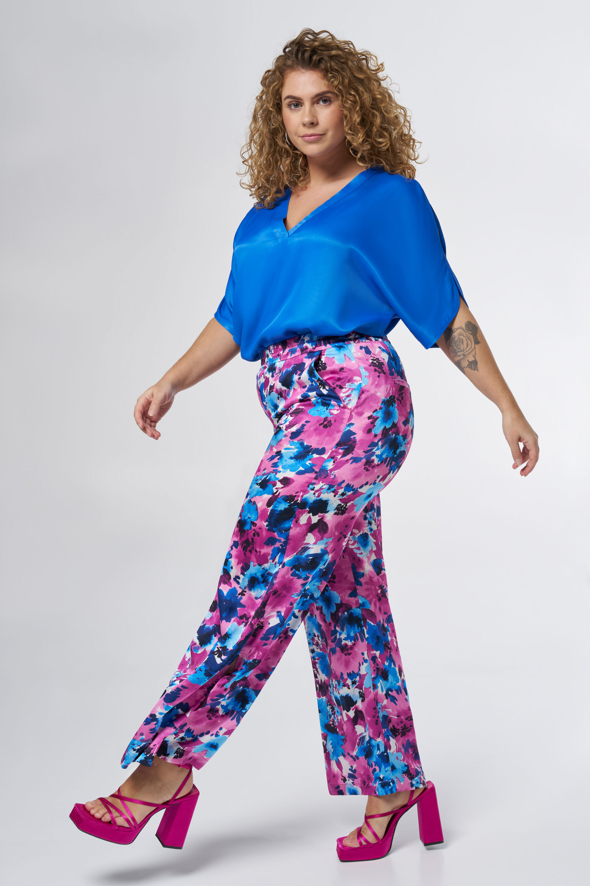 Pantalones con estampado floral image number 6