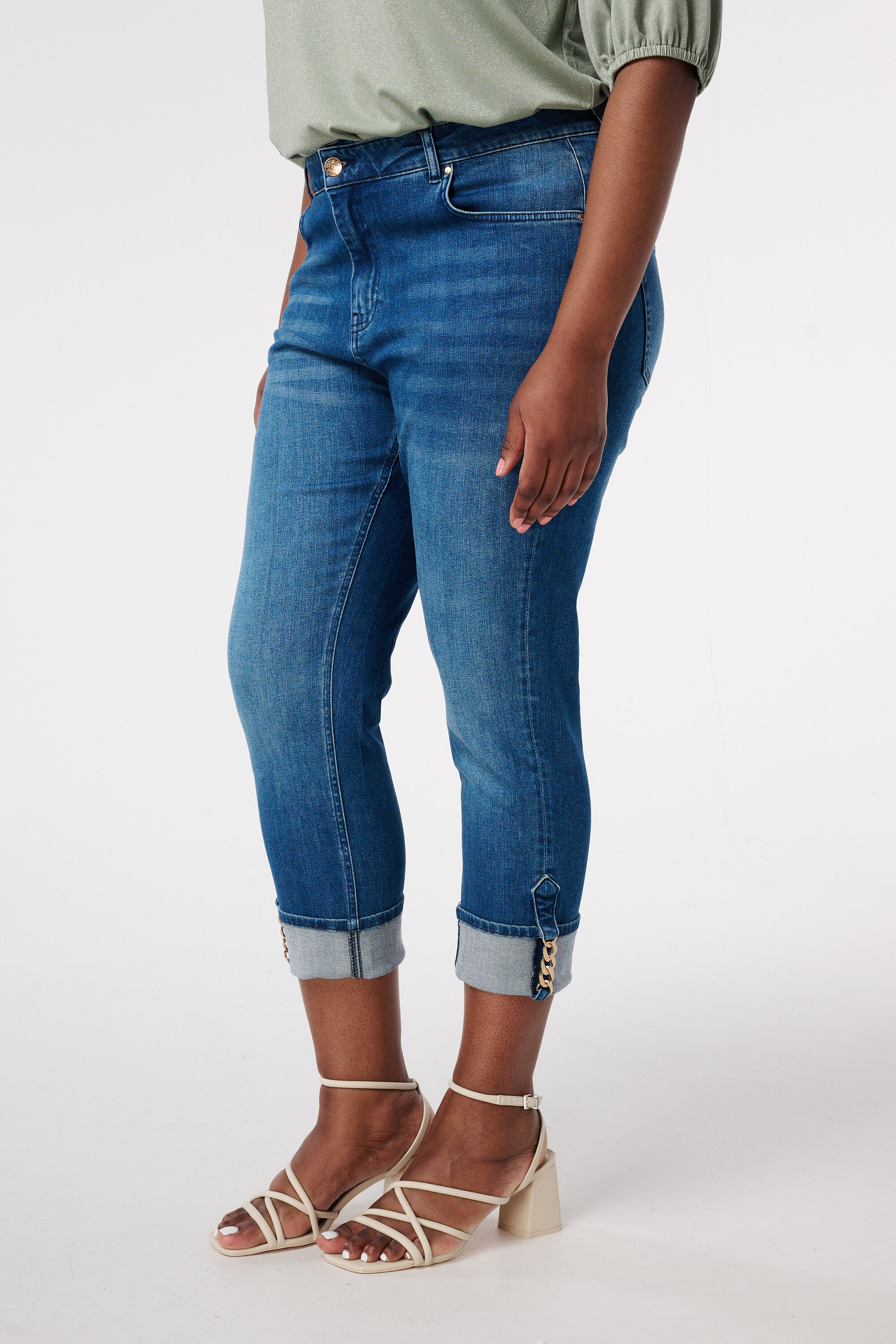 Vaqueros capri con bajo vuelto image number 5