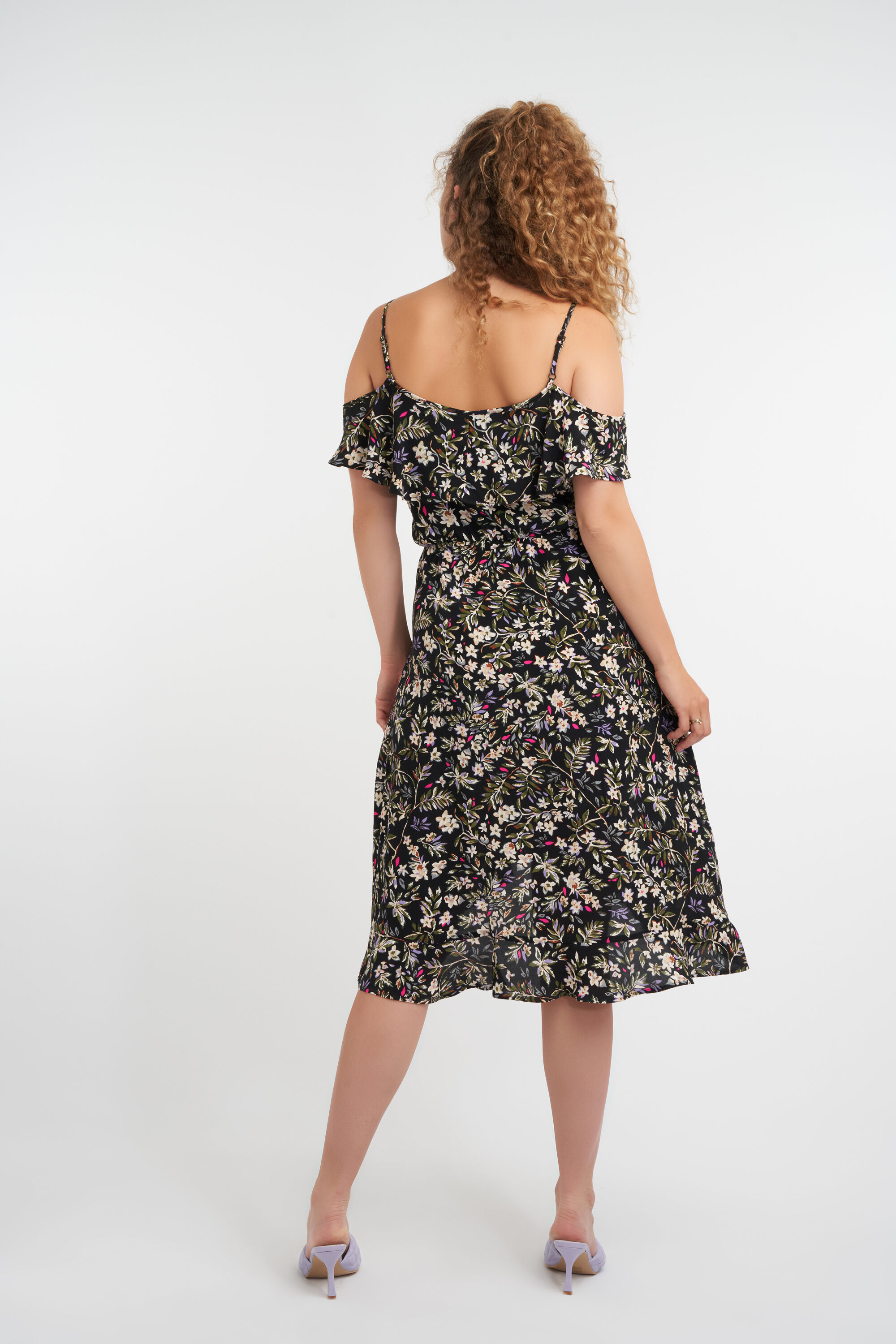 Vestido cruzado con hombros al descubierto  image number 4
