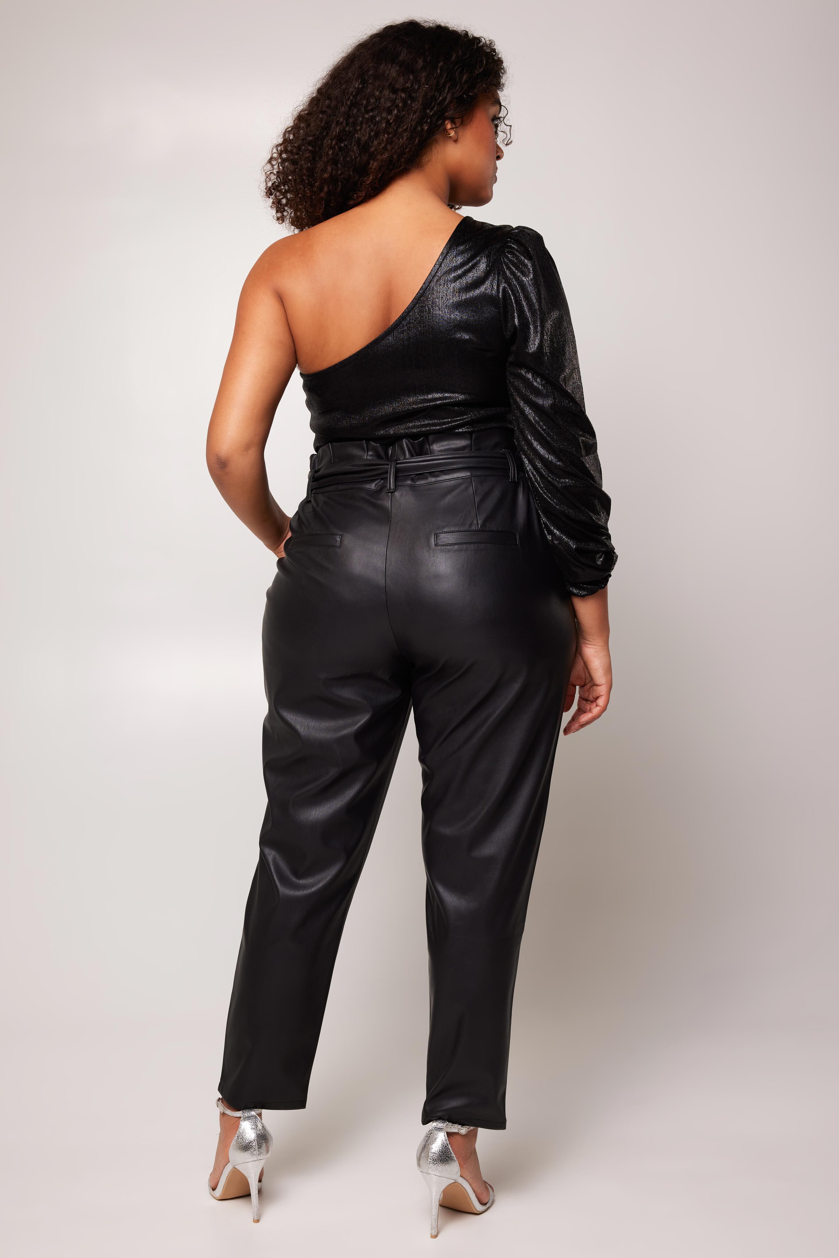 Pantalones de cuero sint&eacute;tico con cinto image number 4