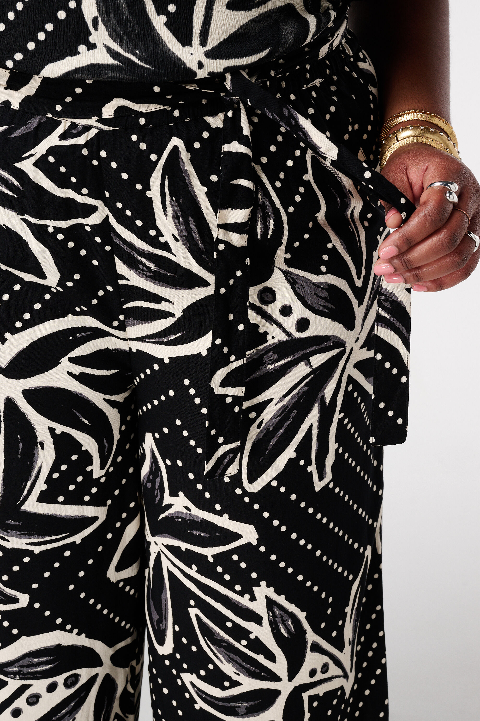 Pantal&oacute;n wide leg con estampado image number 4
