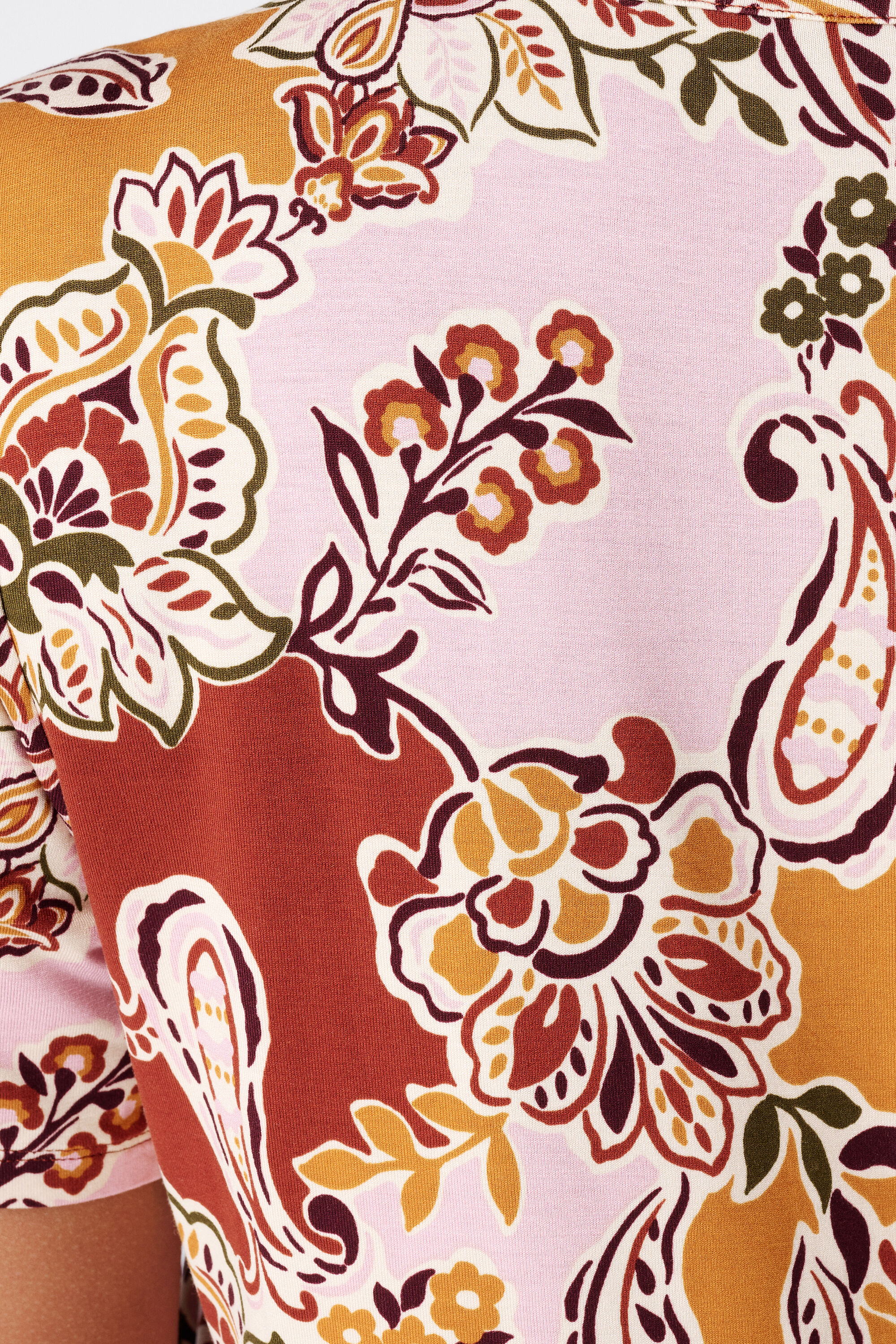 Top estampado con escote en V image number 6
