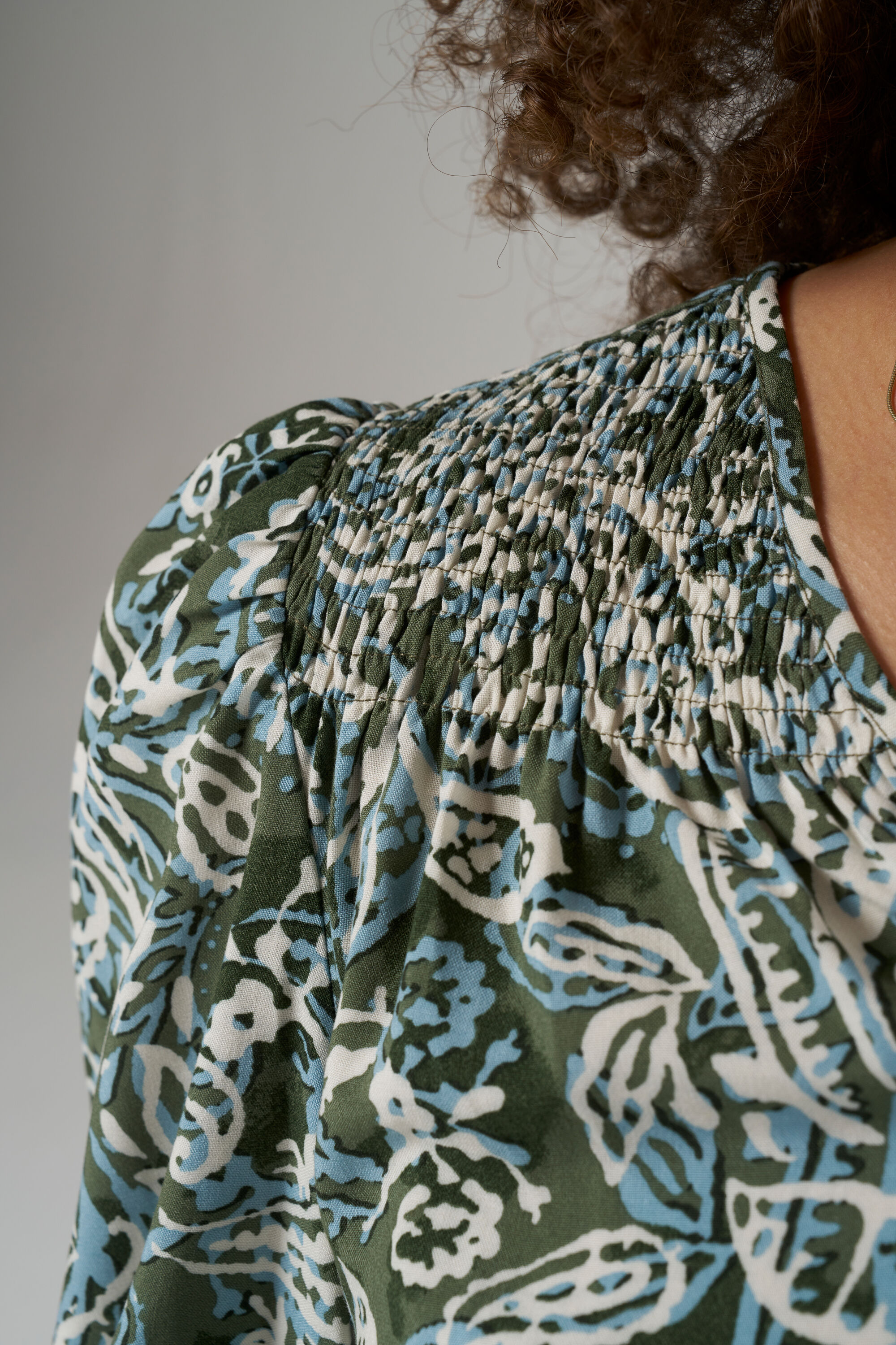 Blusa con detalles fruncidos image number 4