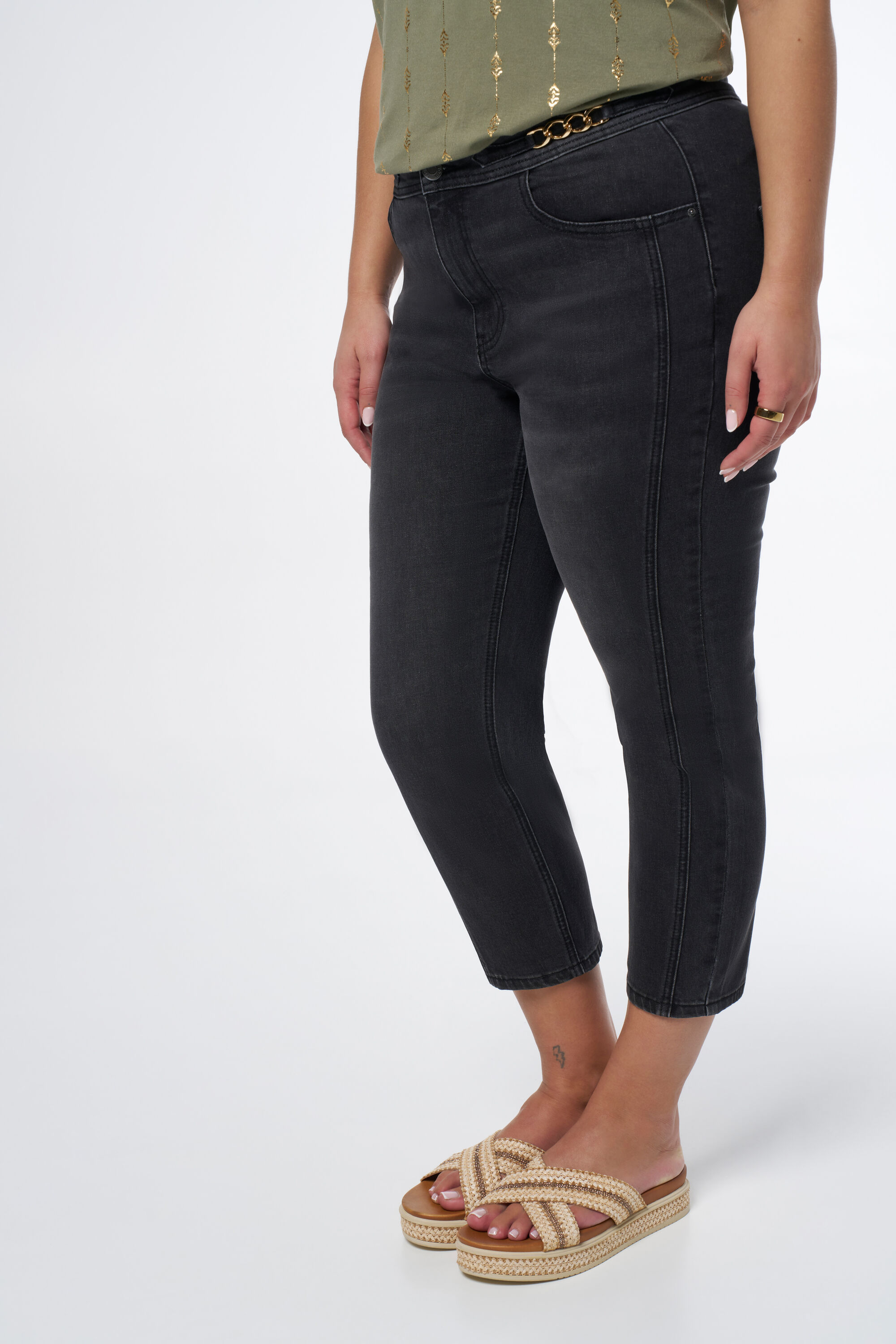 Vaqueros con cadenas como detalle image number 5