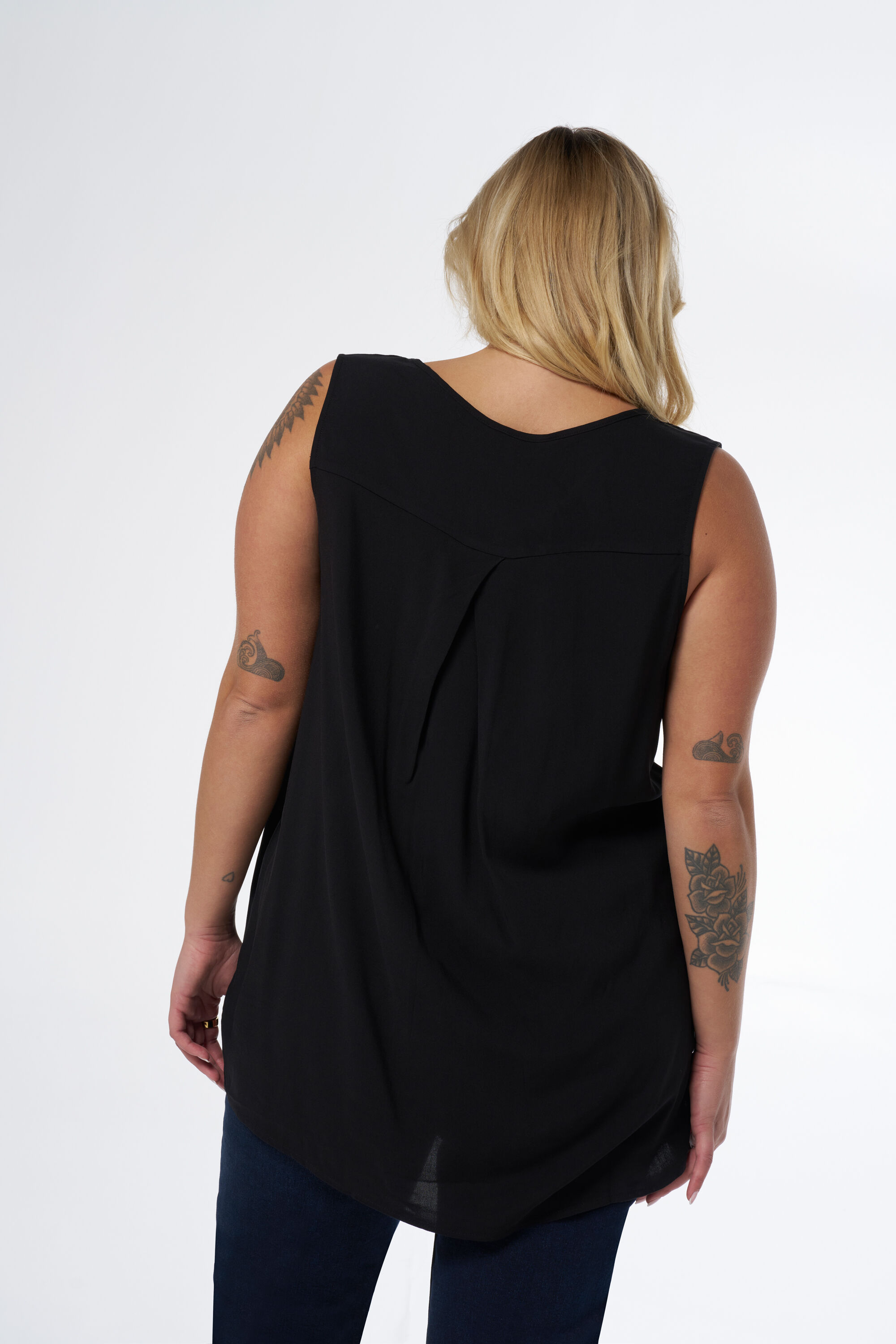 Blusa sin mangas con escote en pico image number 3