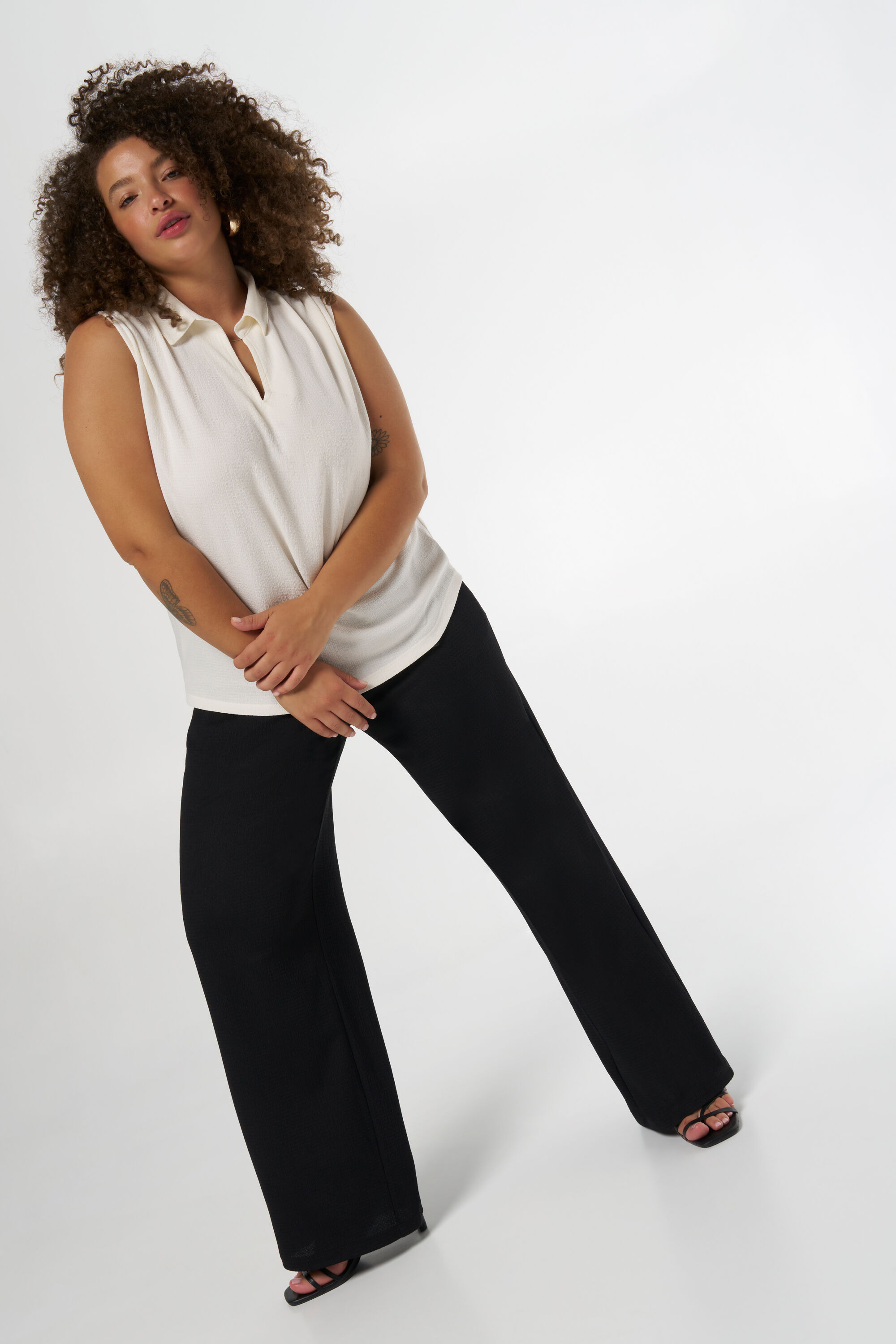 Top sin mangas con cuello image number 5