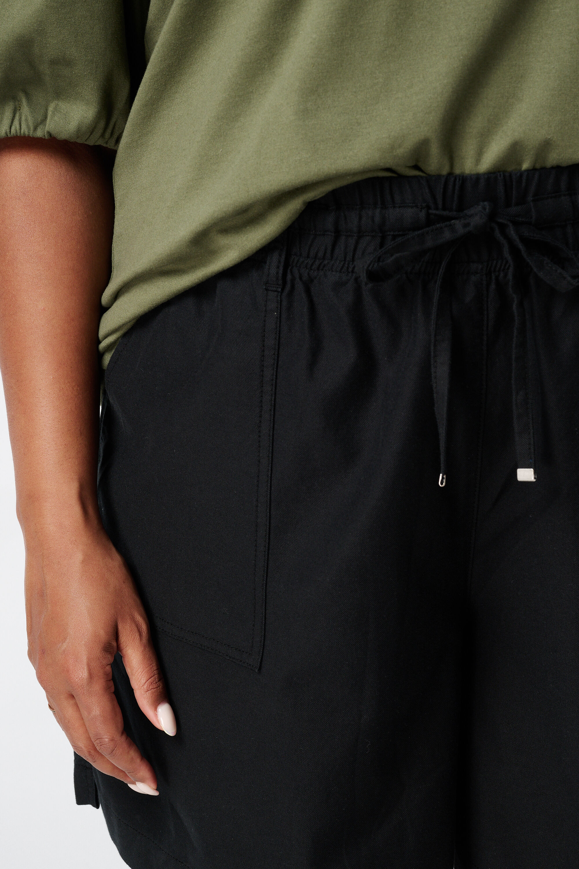 Shorts con cinto anudado  image number 4