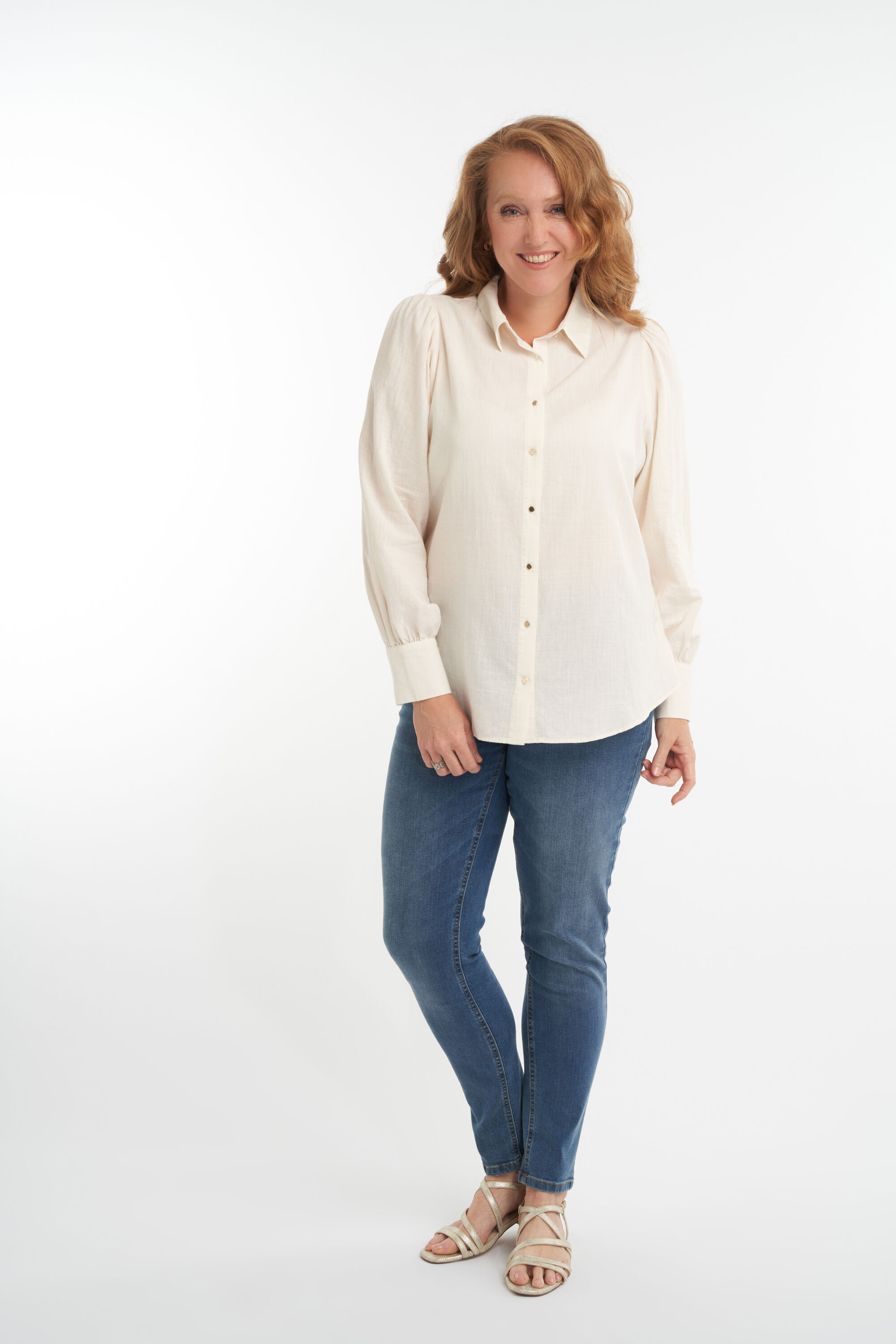 Blusa con mangas abullonadas image number 6