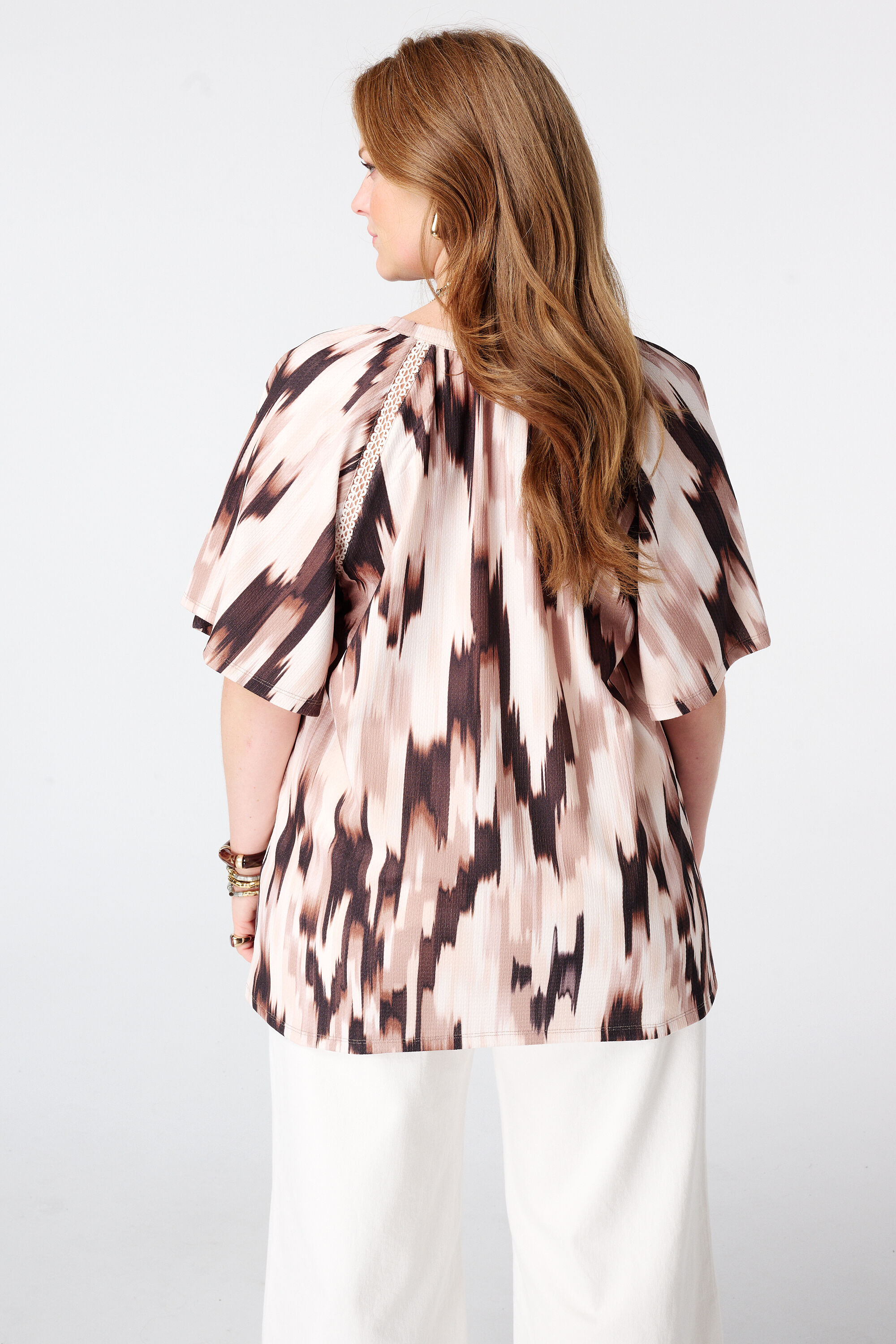 Top con estampado y escote en V image number 3