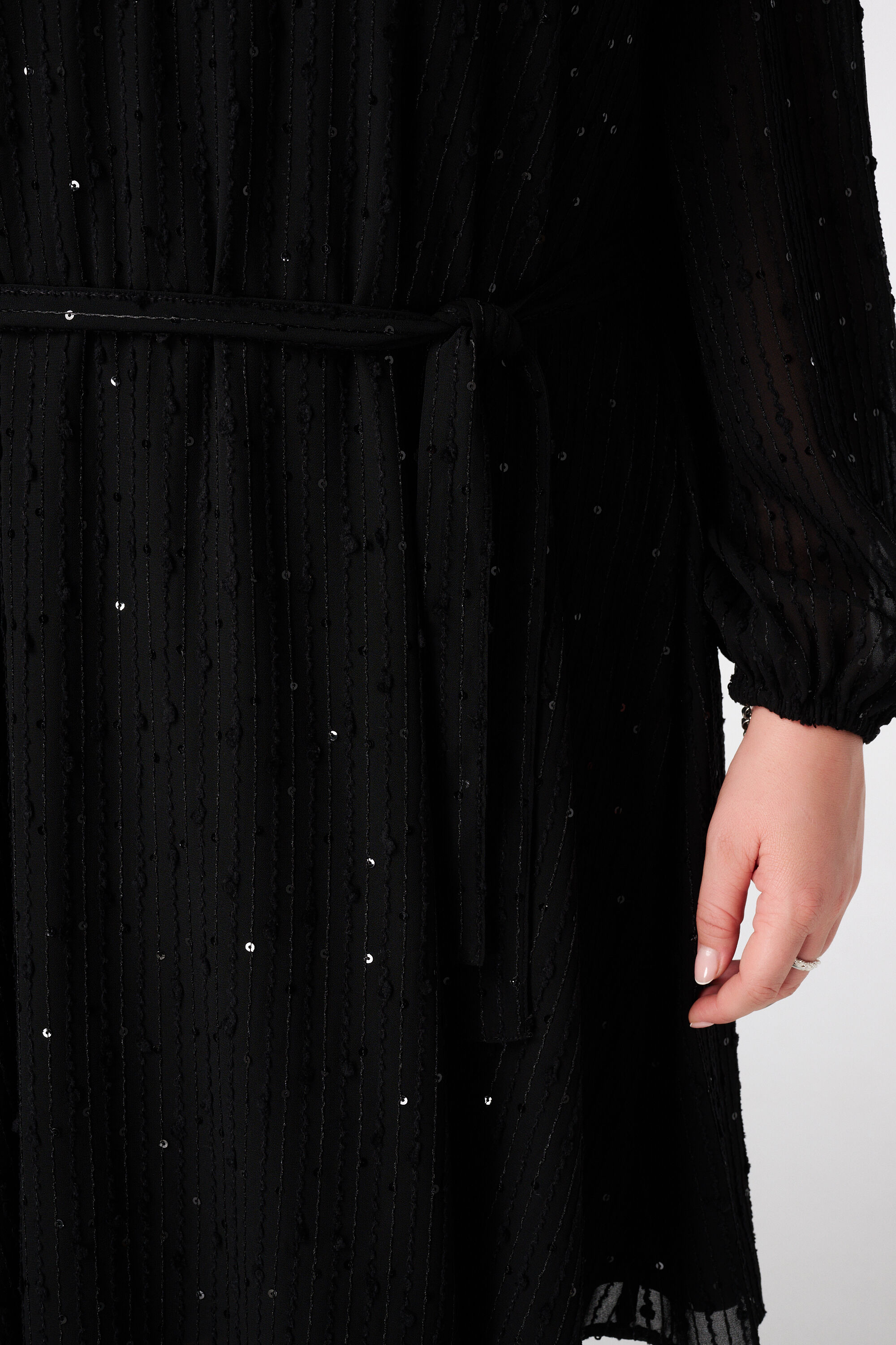 Vestido con lentejuelas brillantes y cintur&oacute;n image number 6