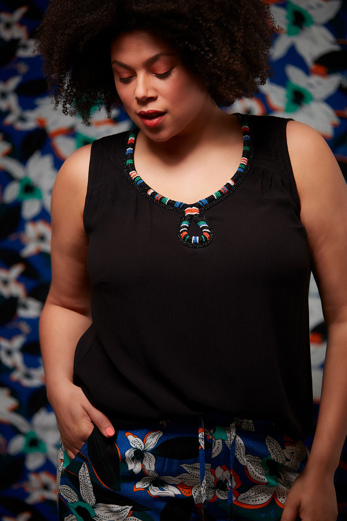 Blusa decorada con abalorios image number 7