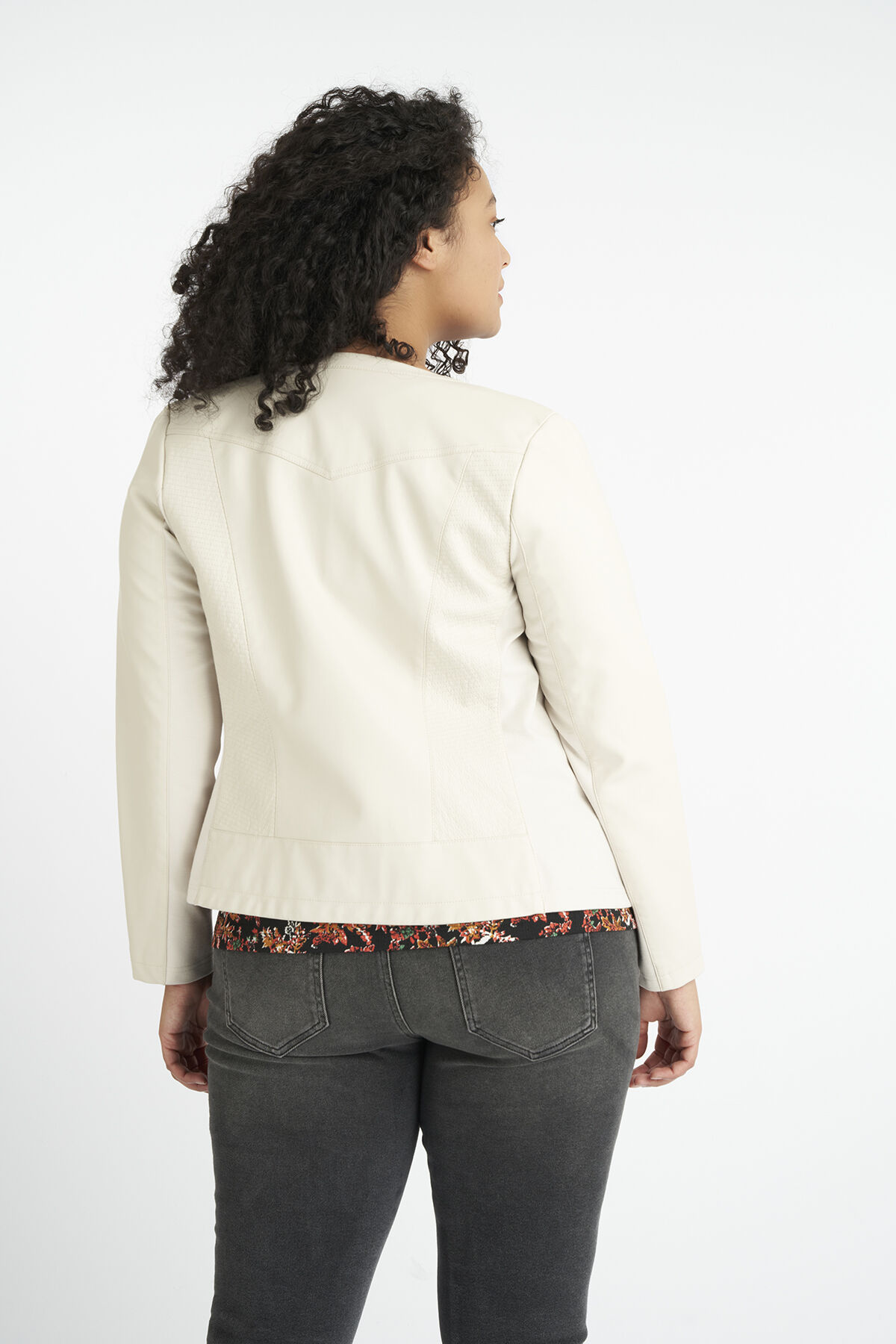 Chaqueta motera de cuero sint&eacute;tico con cuello redondo image number 3