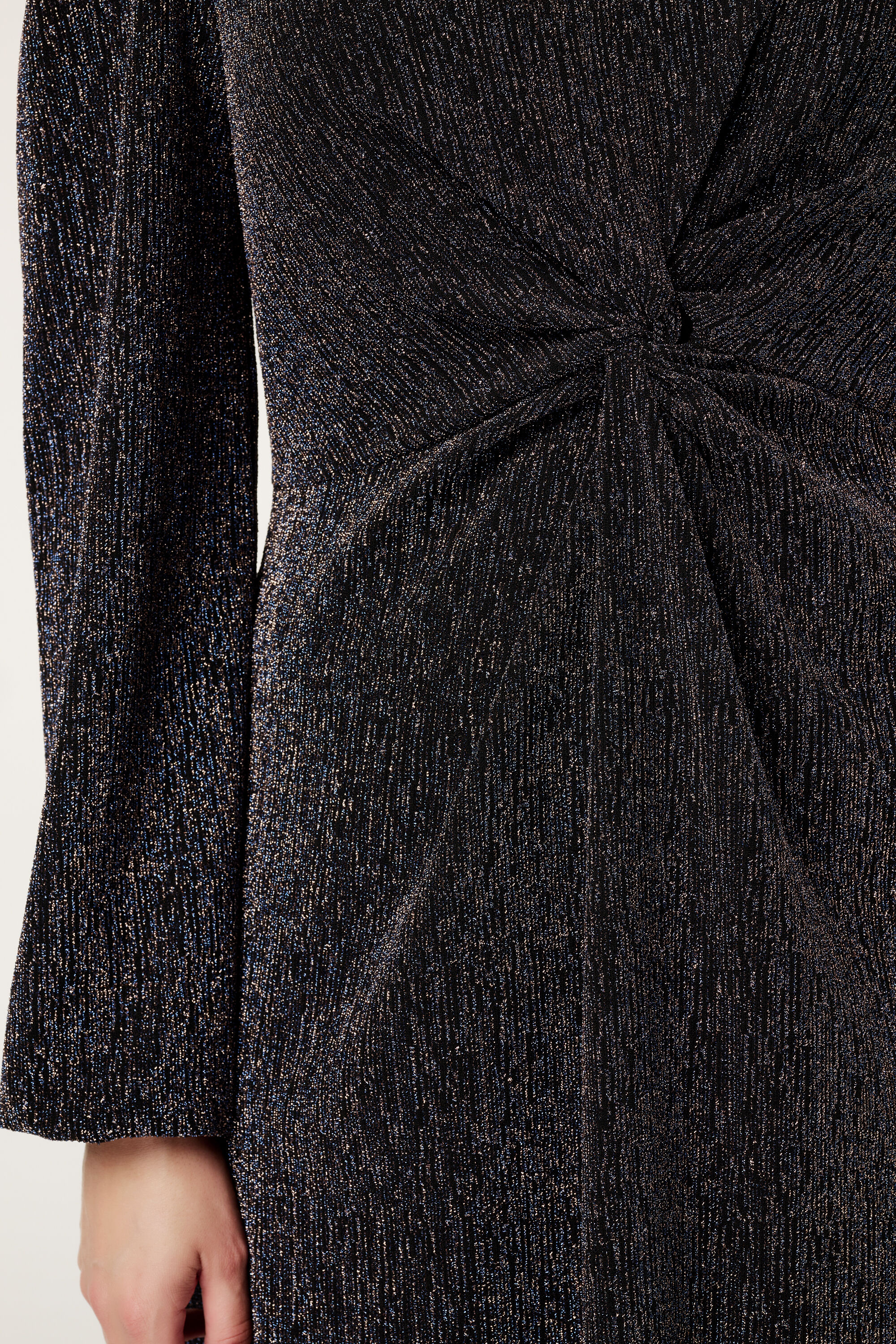 Vestido con detalle anudado image number 4