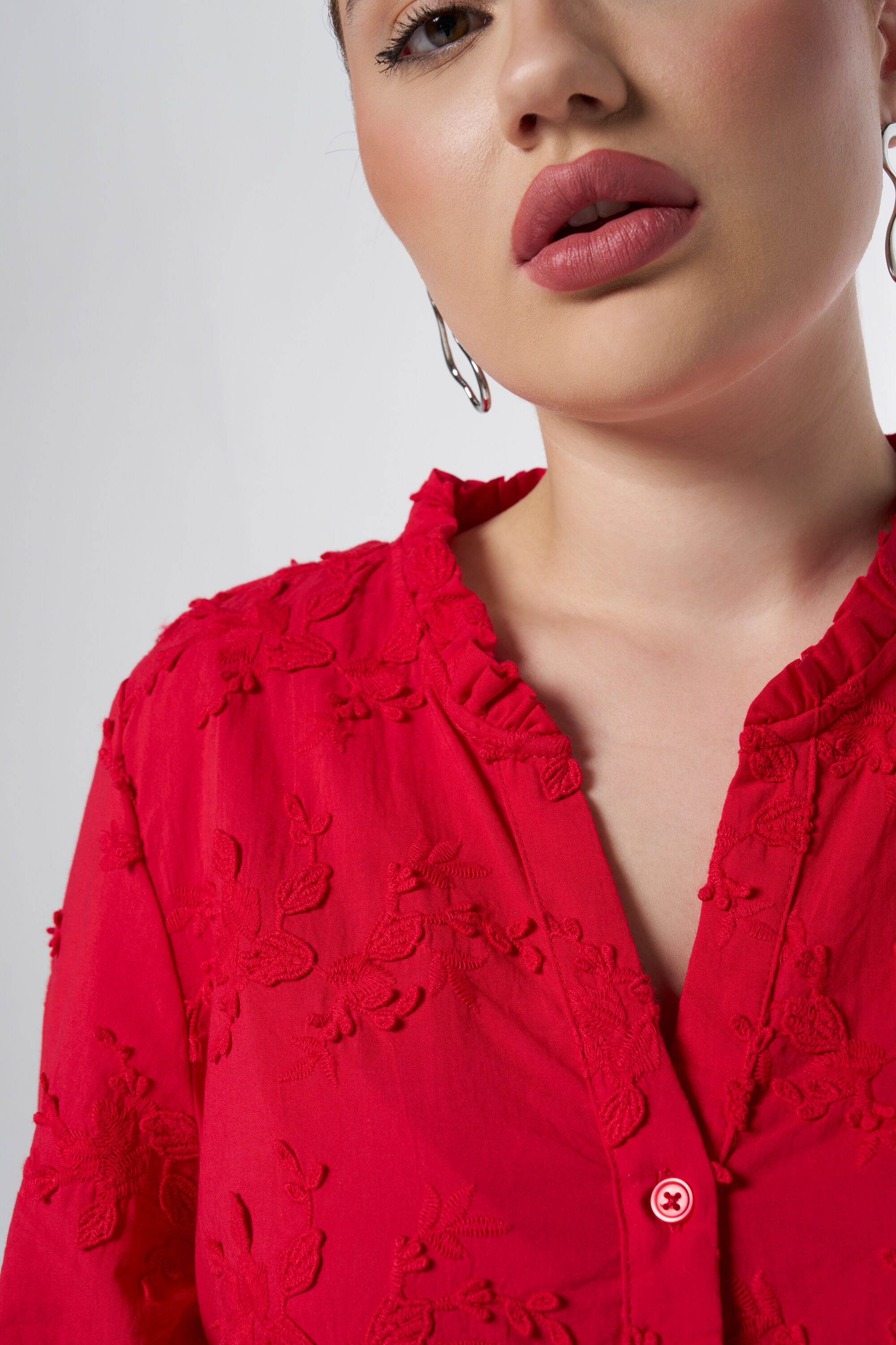 Blusa con bordado image number 4